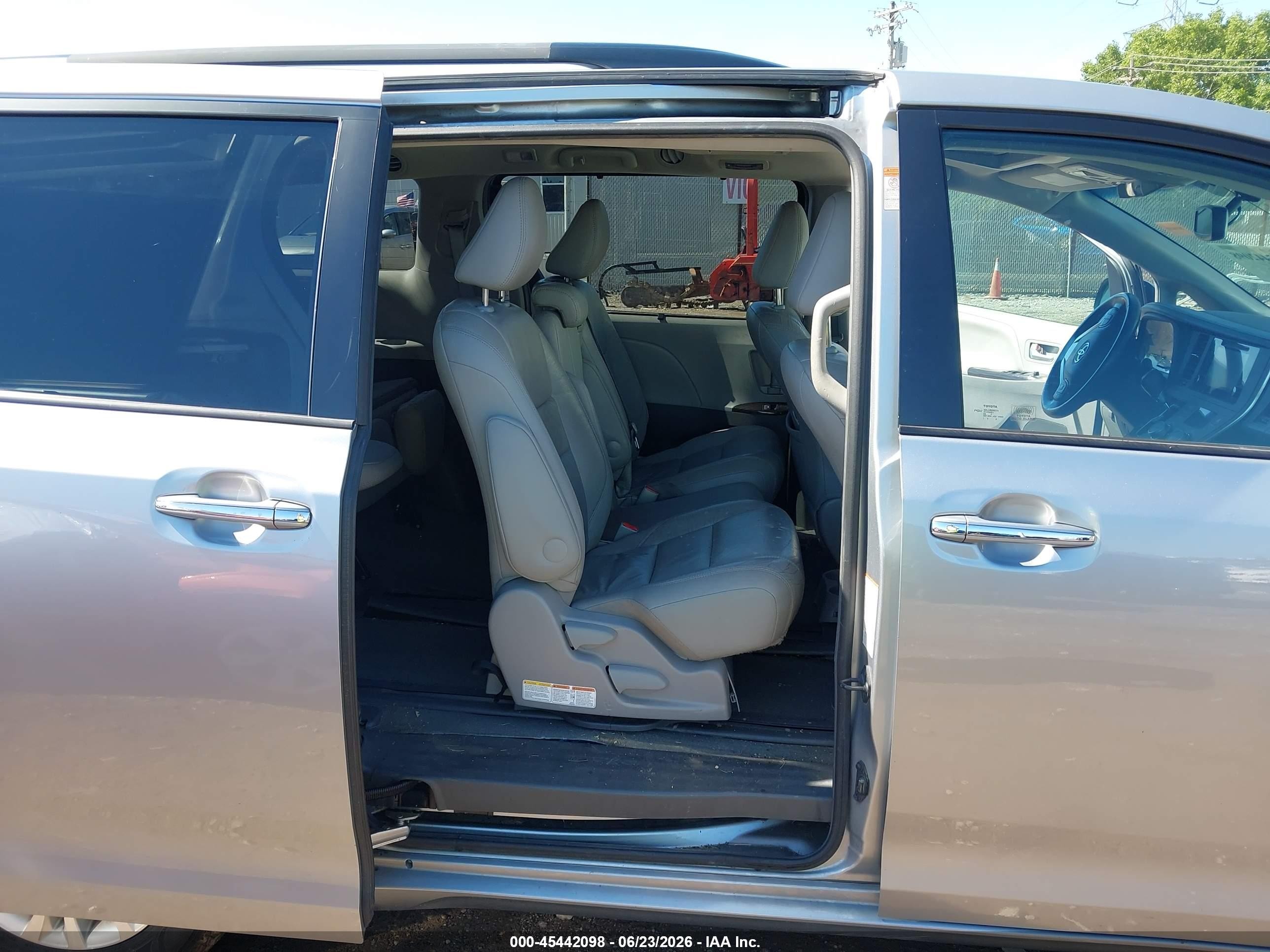 2015 Toyota Sienna Xle Premium 8 Passenger Silver vin: 5TDYK3DC3FS679285