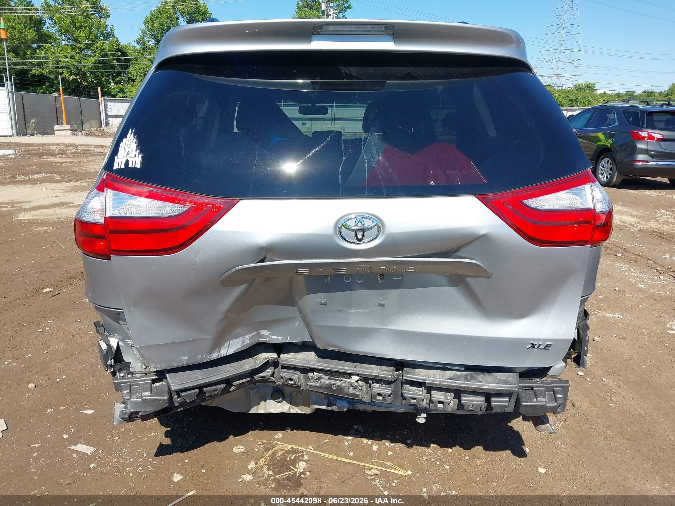 2015 Toyota Sienna Xle Premium 8 Passenger Silver vin: 5TDYK3DC3FS679285