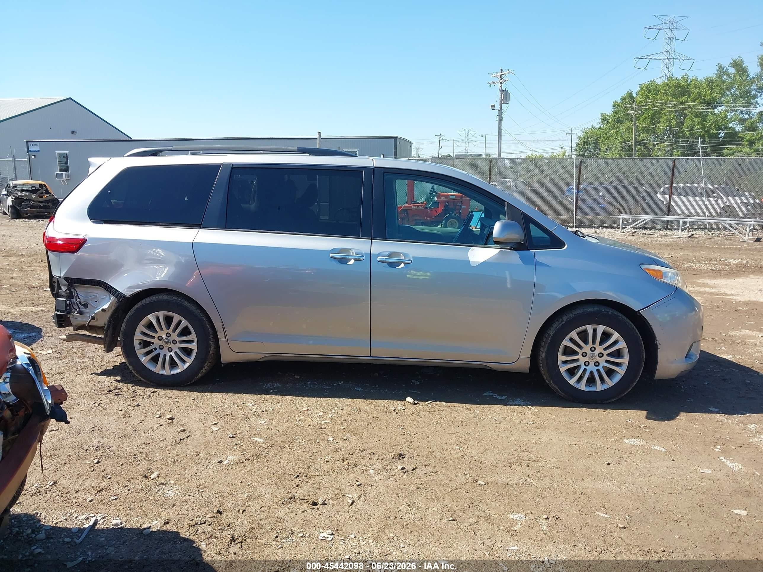 2015 Toyota Sienna Xle Premium 8 Passenger Silver vin: 5TDYK3DC3FS679285
