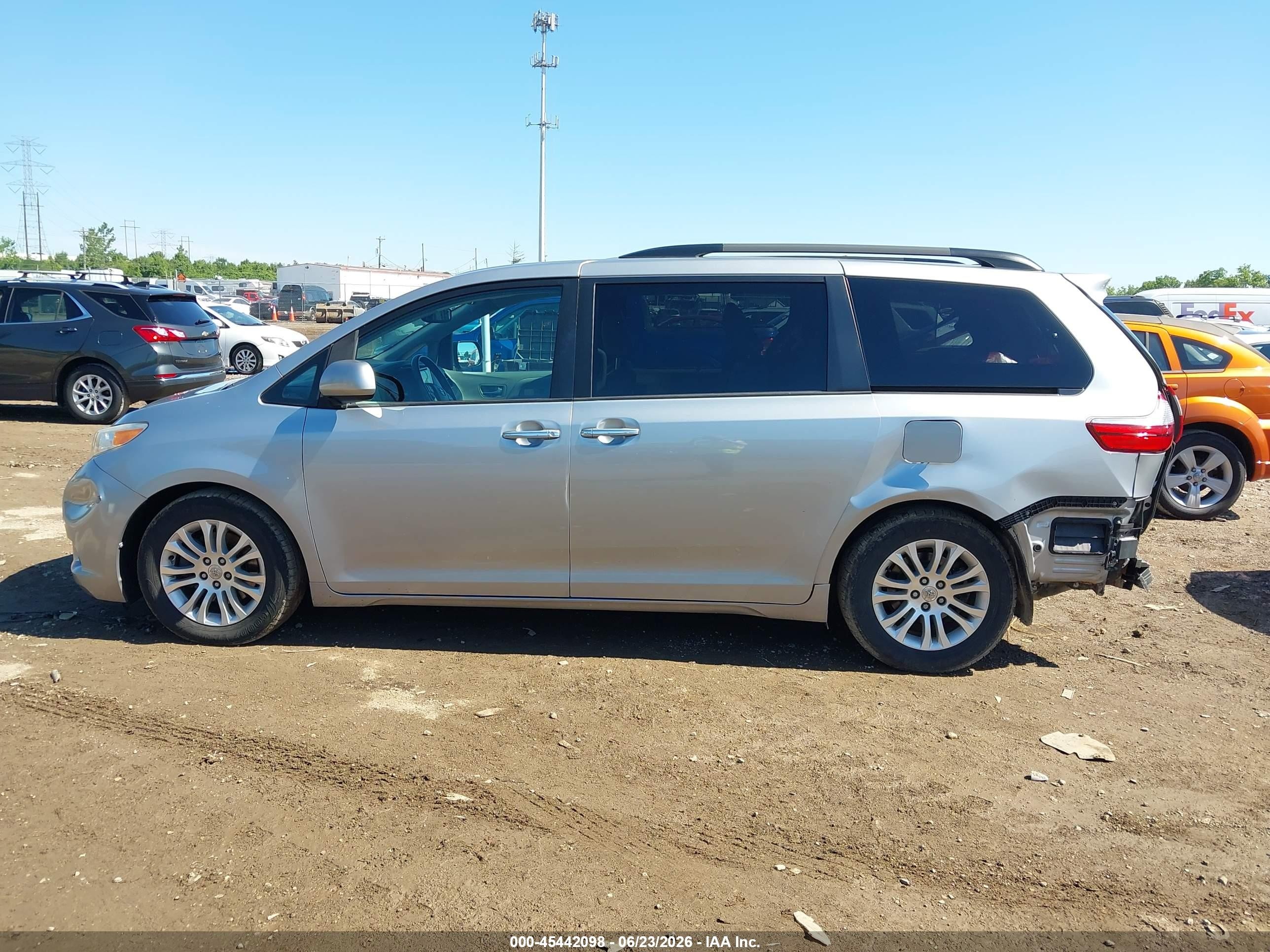 2015 Toyota Sienna Xle Premium 8 Passenger Silver vin: 5TDYK3DC3FS679285