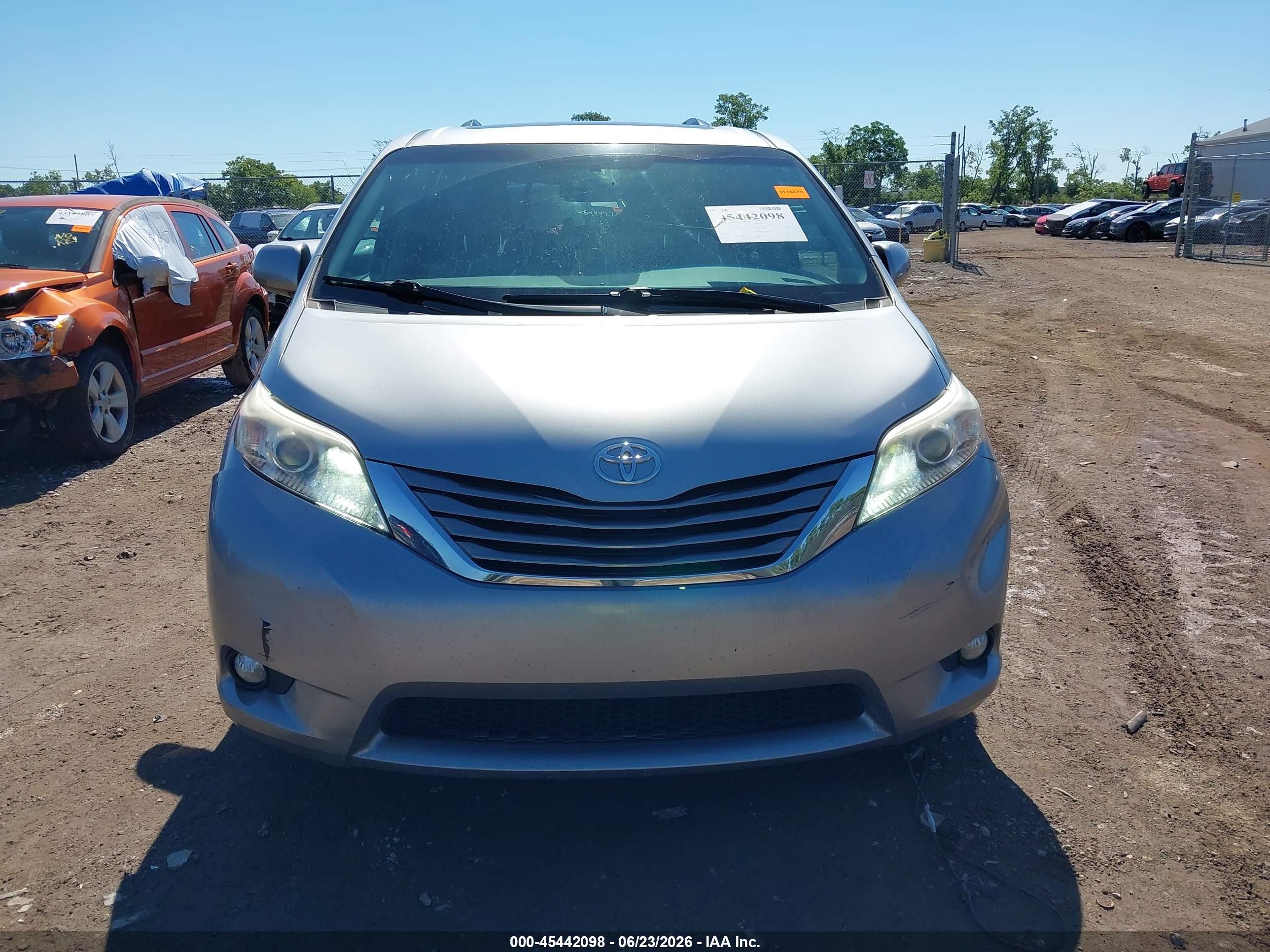 2015 Toyota Sienna Xle Premium 8 Passenger Silver vin: 5TDYK3DC3FS679285