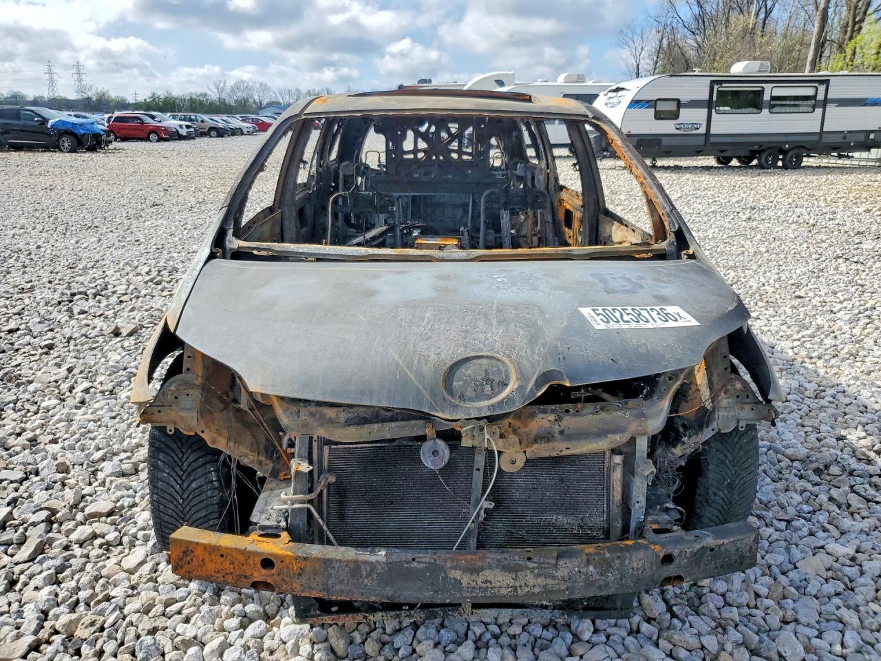 2011 Toyota Sienna Burn vin: 5TDYK3DC4BS044926