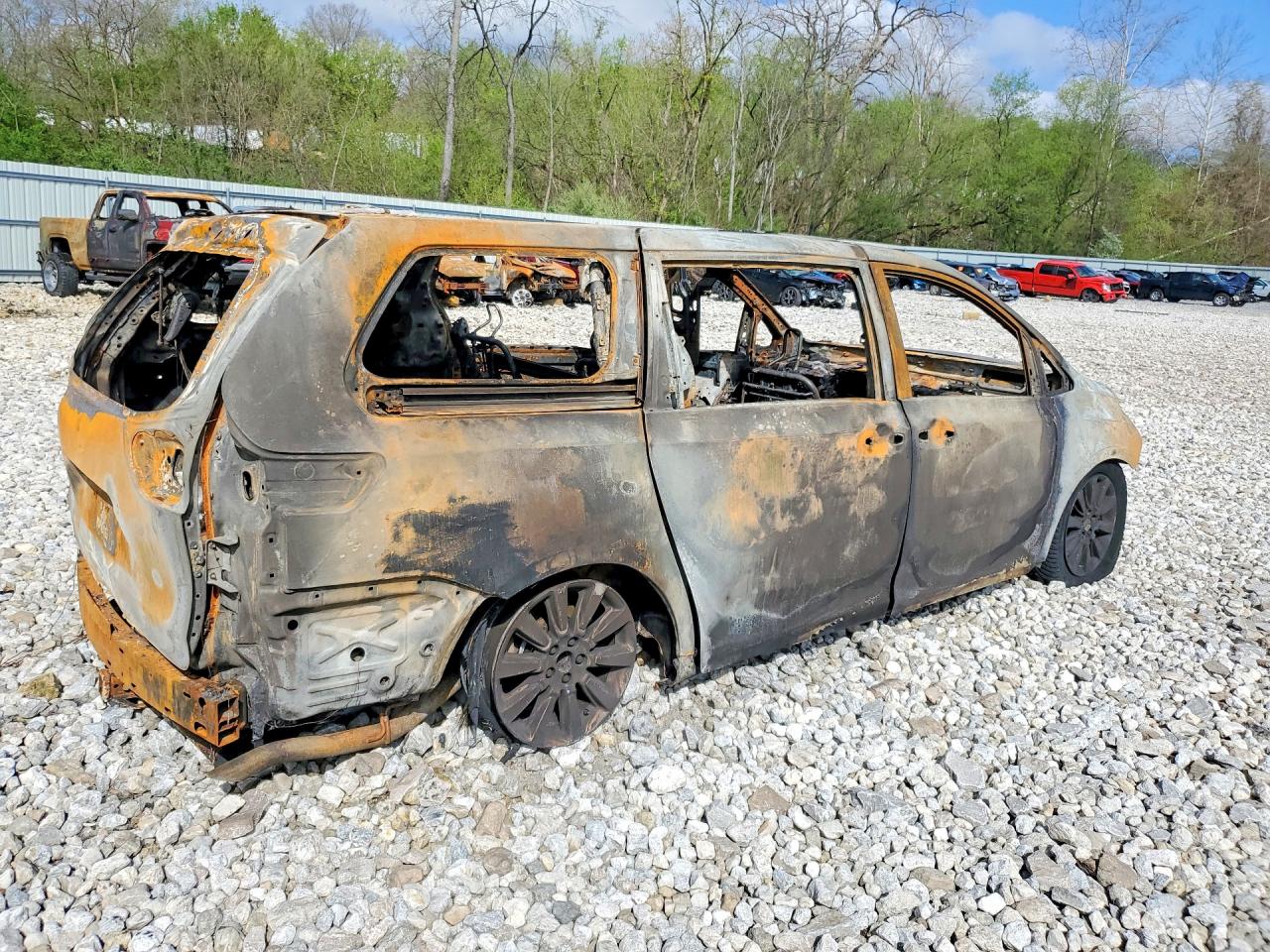 2011 Toyota Sienna Burn vin: 5TDYK3DC4BS044926