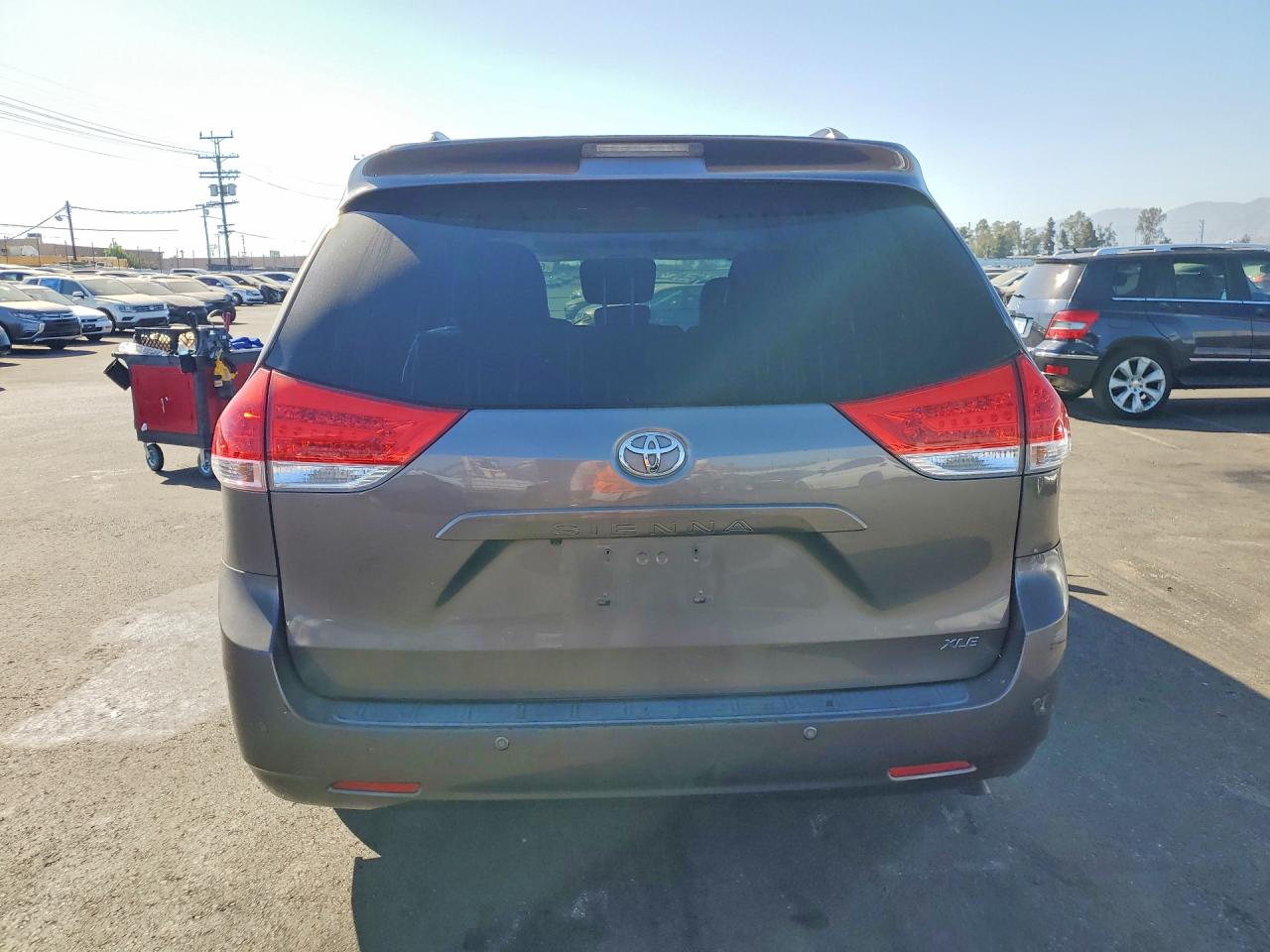 2011 Toyota Sienna Xle 8-passenger Charcoal vin: 5TDYK3DC4BS049320