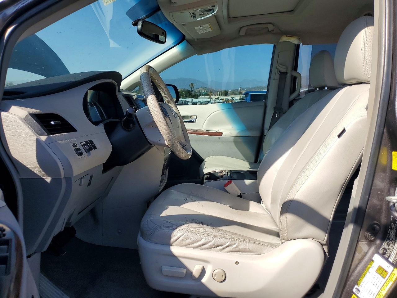 2011 Toyota Sienna Xle 8-passenger Charcoal vin: 5TDYK3DC4BS049320