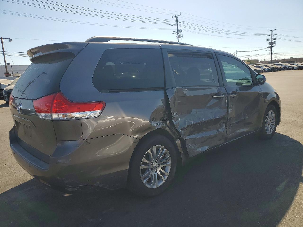 2011 Toyota Sienna Xle 8-passenger Charcoal vin: 5TDYK3DC4BS049320