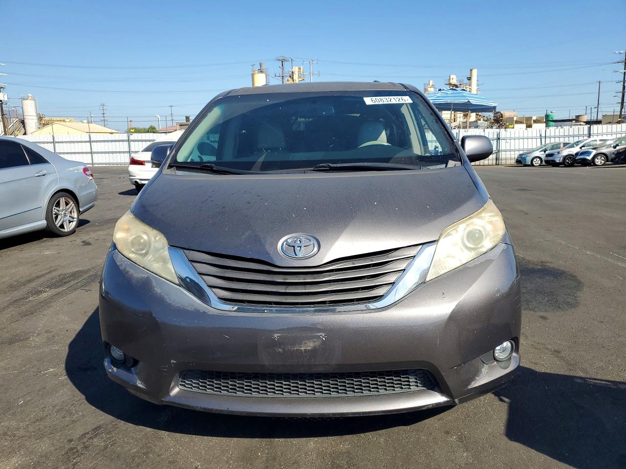 2011 Toyota Sienna Xle 8-passenger Charcoal vin: 5TDYK3DC4BS049320