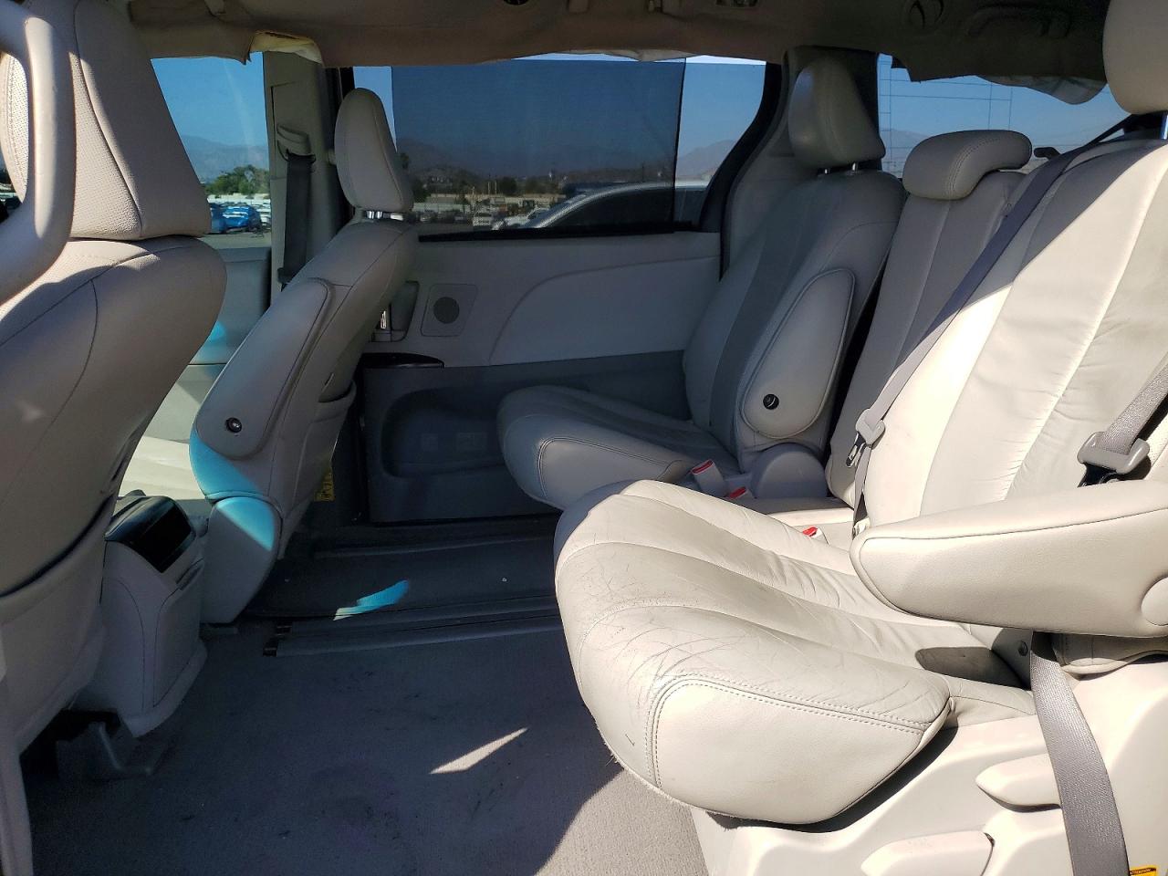 2011 Toyota Sienna Xle 8-passenger Charcoal vin: 5TDYK3DC4BS049320