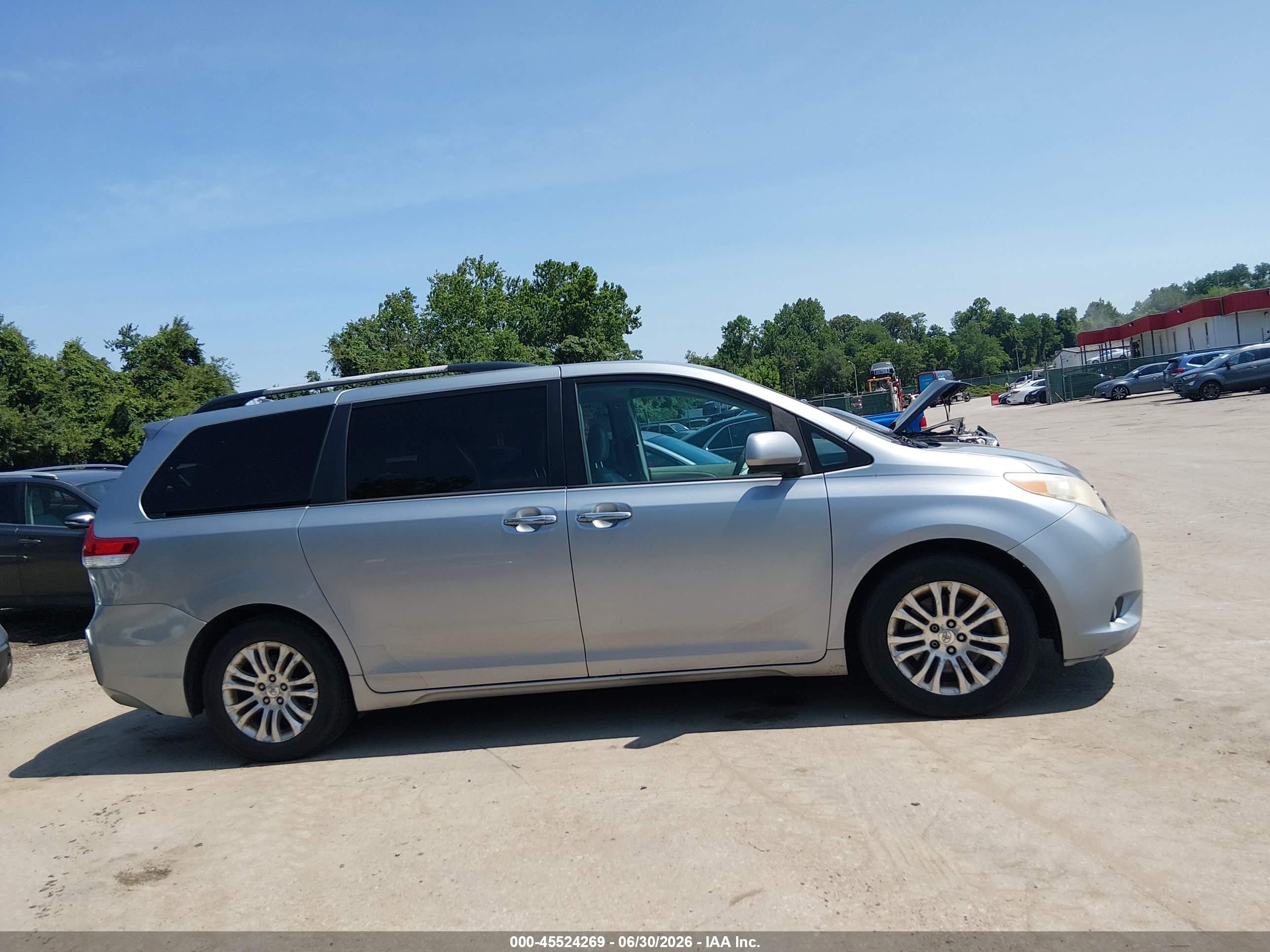 2011 Toyota Sienna Xle V6 Gray vin: 5TDYK3DC4BS055358