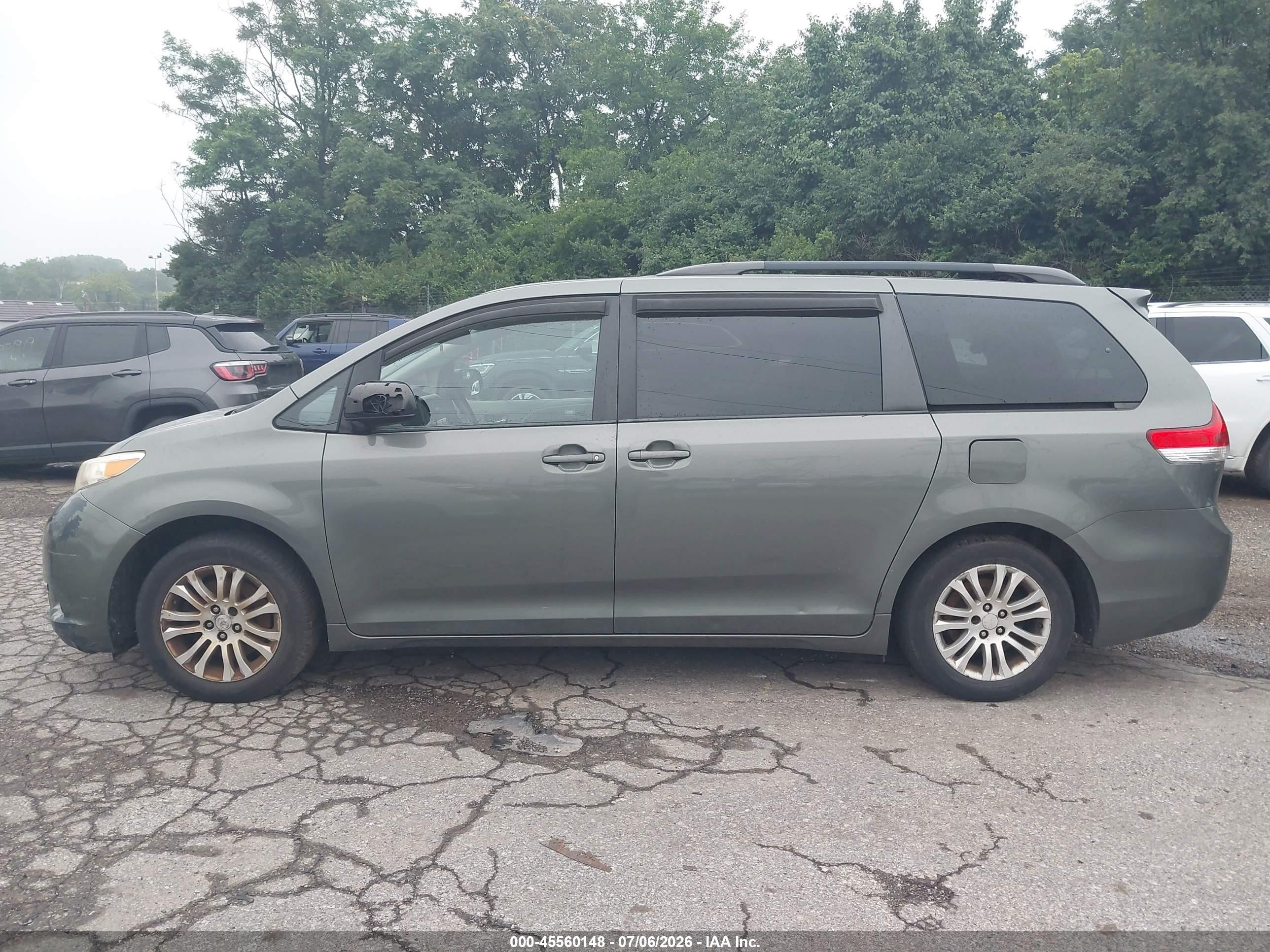 2011 Toyota Sienna Xle V6 Green vin: 5TDYK3DC4BS058275