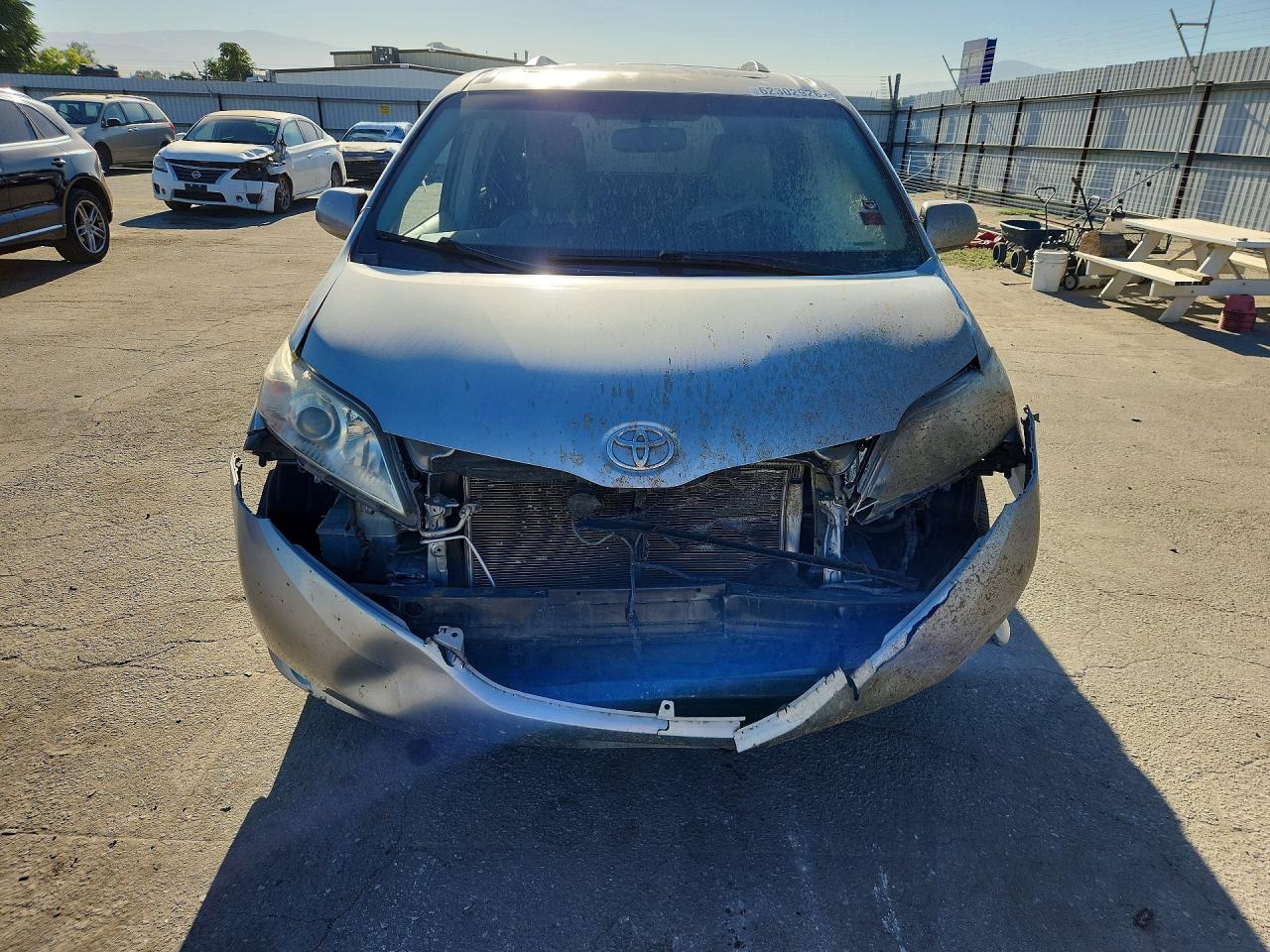 2011 Toyota Sienna Xle 8-passenger Silver vin: 5TDYK3DC4BS062939