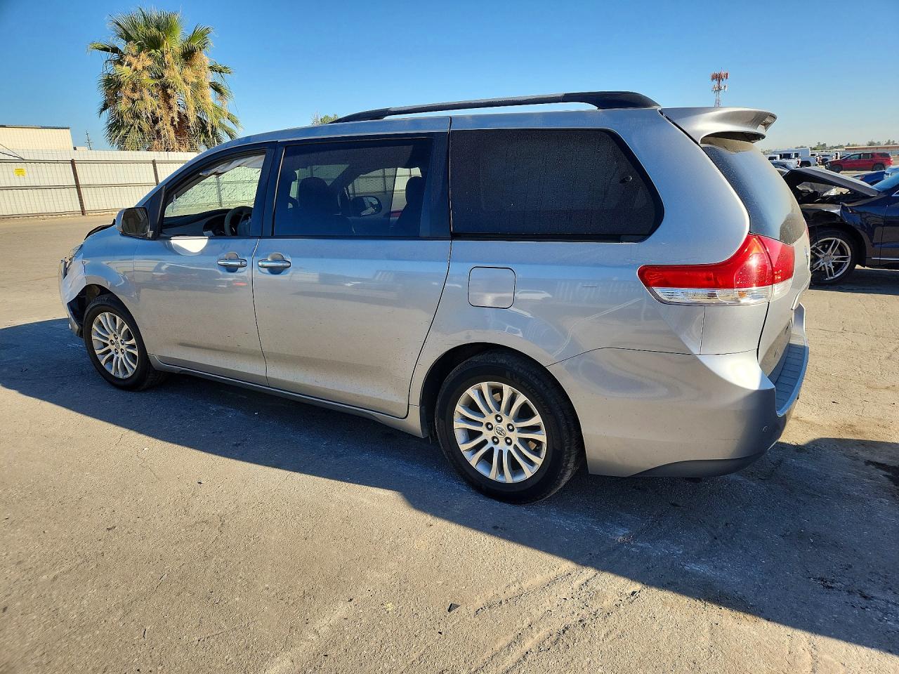 2011 Toyota Sienna Xle 8-passenger Silver vin: 5TDYK3DC4BS062939
