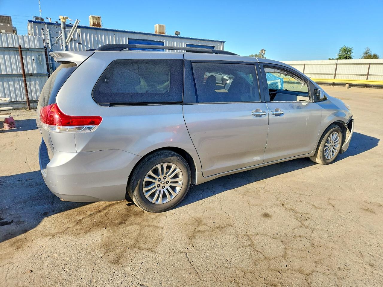 2011 Toyota Sienna Xle 8-passenger Silver vin: 5TDYK3DC4BS062939