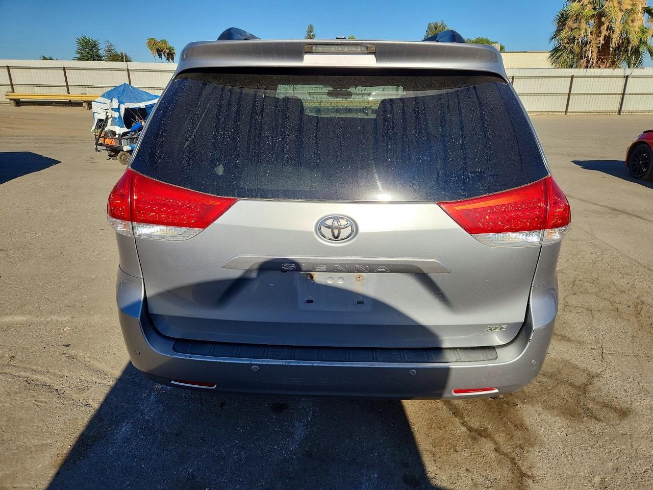 2011 Toyota Sienna Xle 8-passenger Silver vin: 5TDYK3DC4BS062939