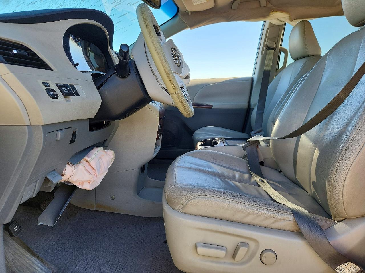 2011 Toyota Sienna Xle 8-passenger Silver vin: 5TDYK3DC4BS062939