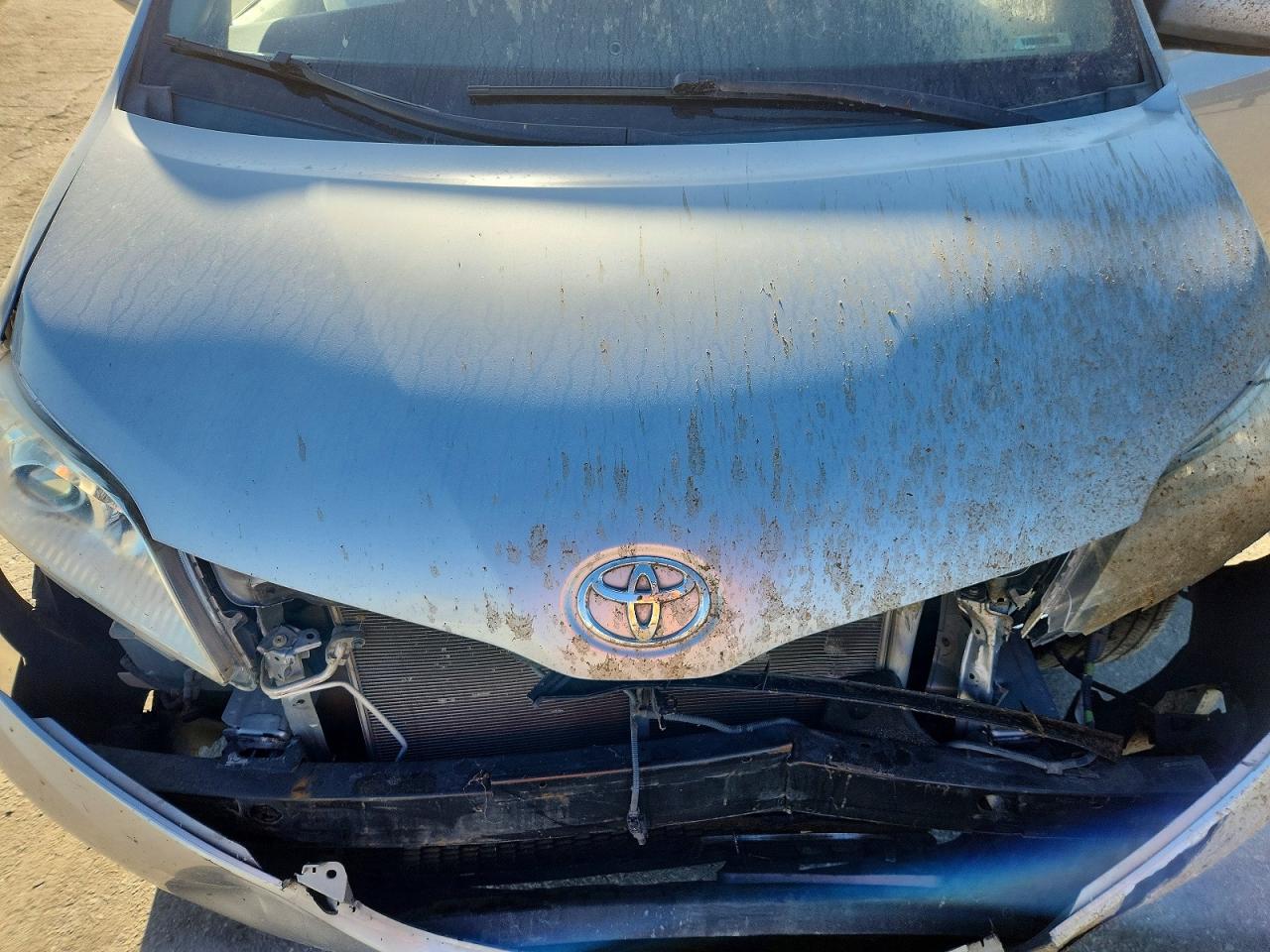 2011 Toyota Sienna Xle 8-passenger Silver vin: 5TDYK3DC4BS062939