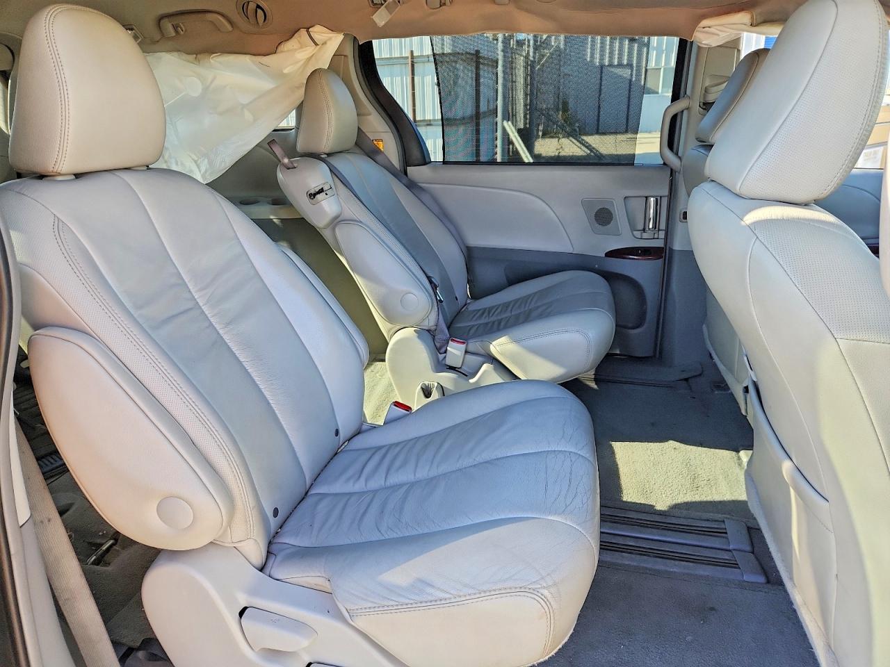 2011 Toyota Sienna Xle 8-passenger Silver vin: 5TDYK3DC4BS062939