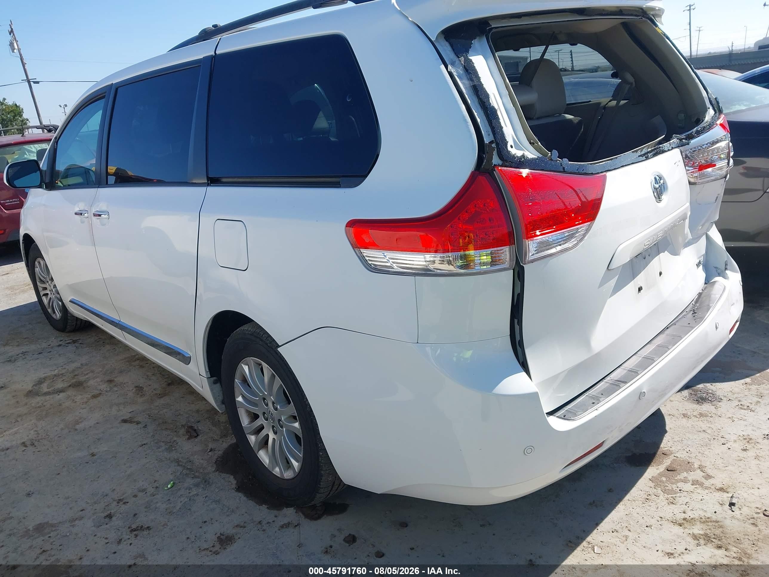 2011 Toyota Sienna Xle V6 Белый vin: 5TDYK3DC4BS072662