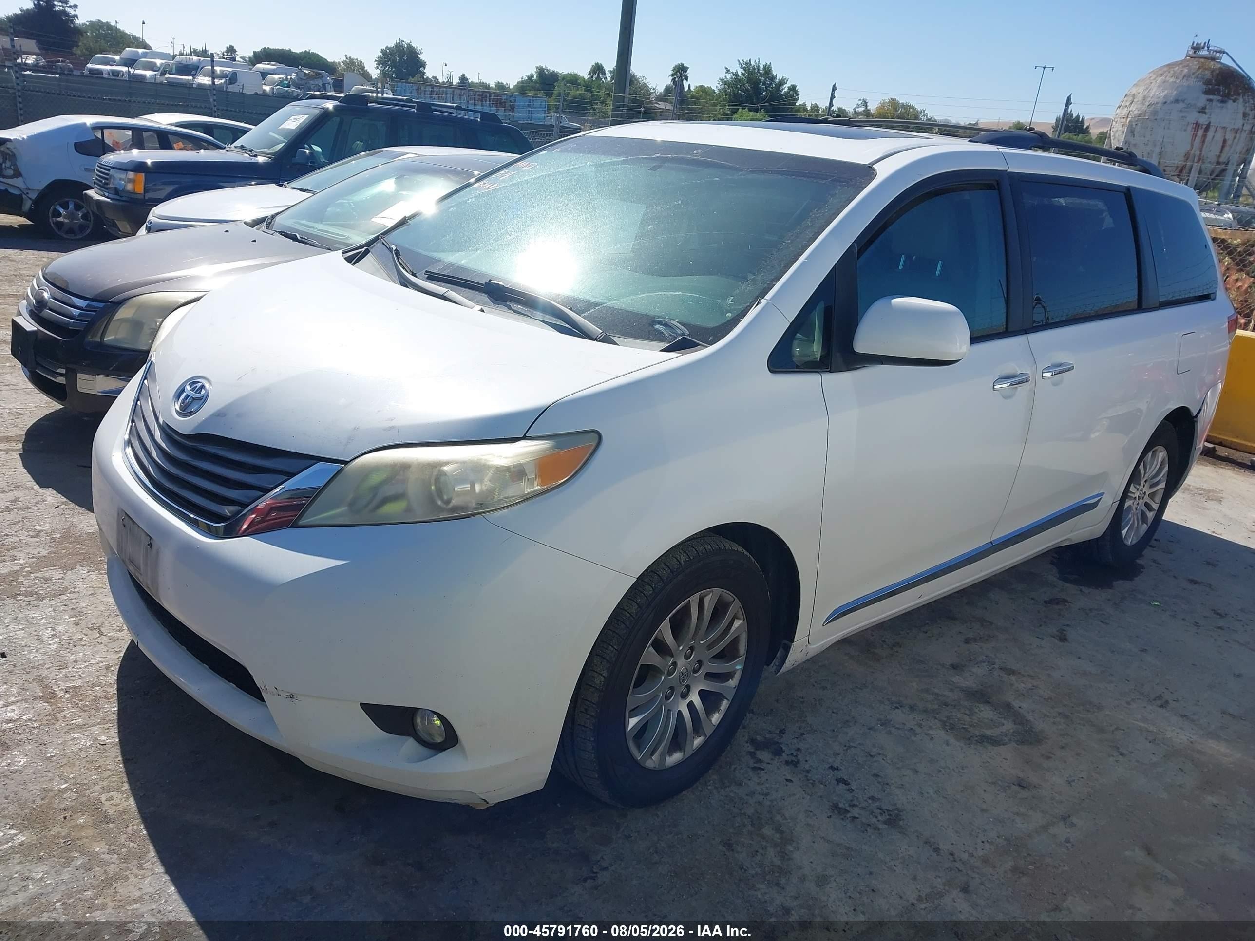2011 Toyota Sienna Xle V6 Белый vin: 5TDYK3DC4BS072662