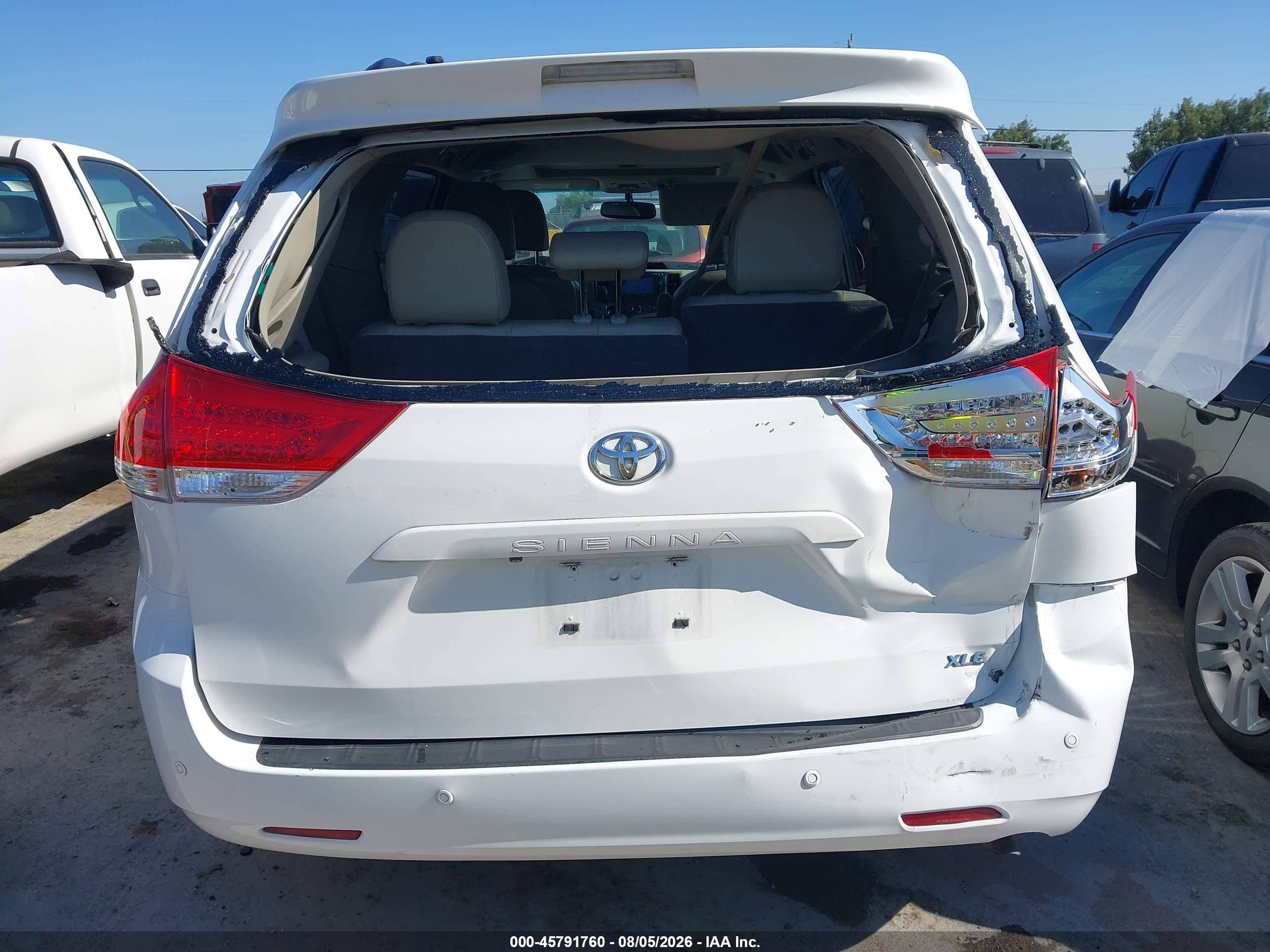 2011 Toyota Sienna Xle V6 Белый vin: 5TDYK3DC4BS072662