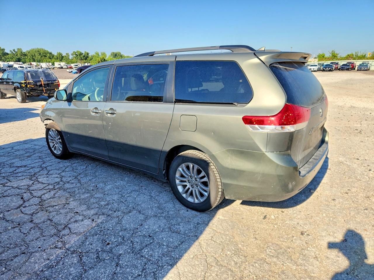 2011 Toyota Sienna Xle 8-passenger Gray vin: 5TDYK3DC4BS077277