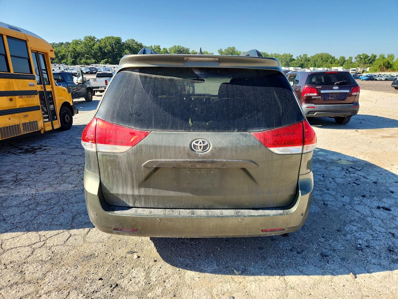 2011 Toyota Sienna Xle 8-passenger Gray vin: 5TDYK3DC4BS077277