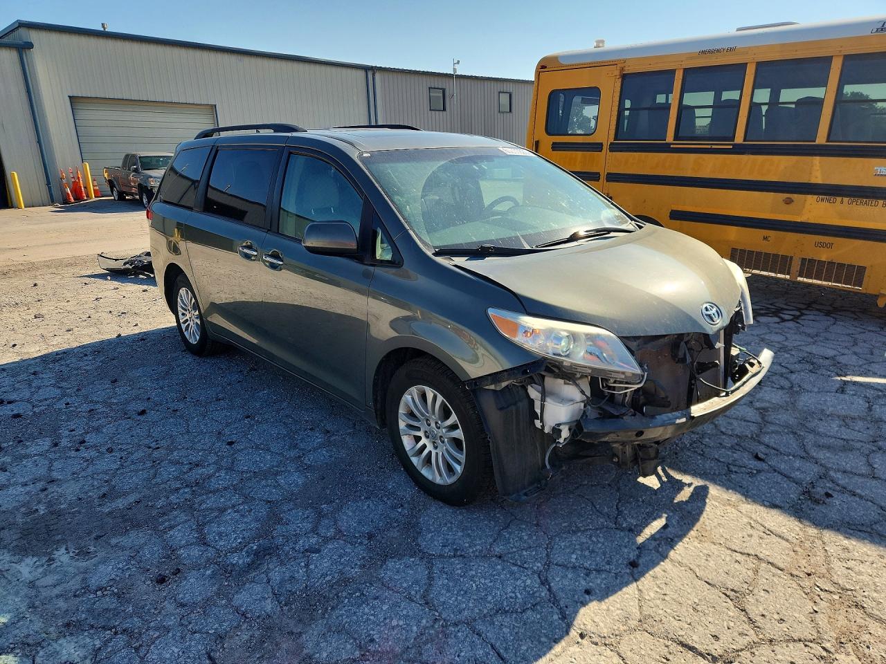 2011 Toyota Sienna Xle 8-passenger Gray vin: 5TDYK3DC4BS077277