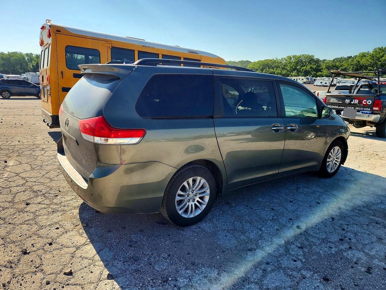 2011 Toyota Sienna Xle 8-passenger Gray vin: 5TDYK3DC4BS077277