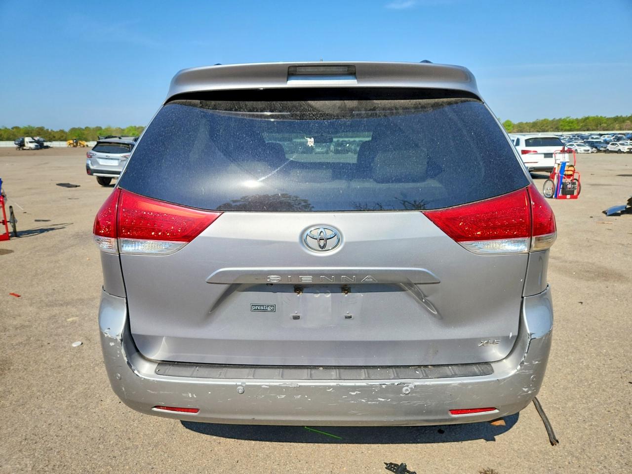 2011 Toyota Sienna Xle 8-passenger Серый vin: 5TDYK3DC4BS077800