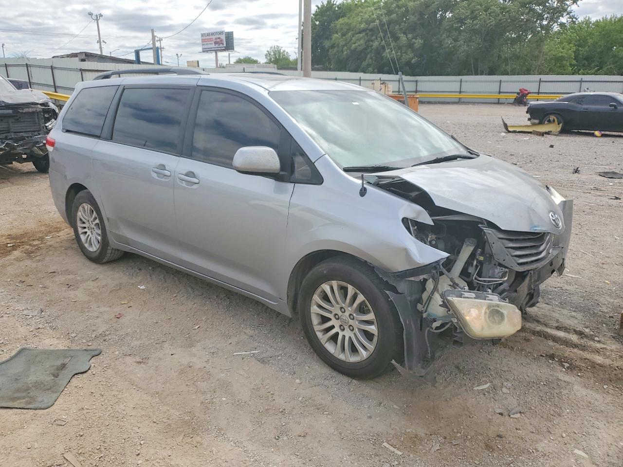 2011 Toyota Sienna Xle 8-passenger Silver vin: 5TDYK3DC4BS095679