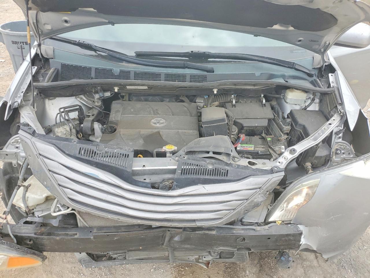 2011 Toyota Sienna Xle 8-passenger Silver vin: 5TDYK3DC4BS095679