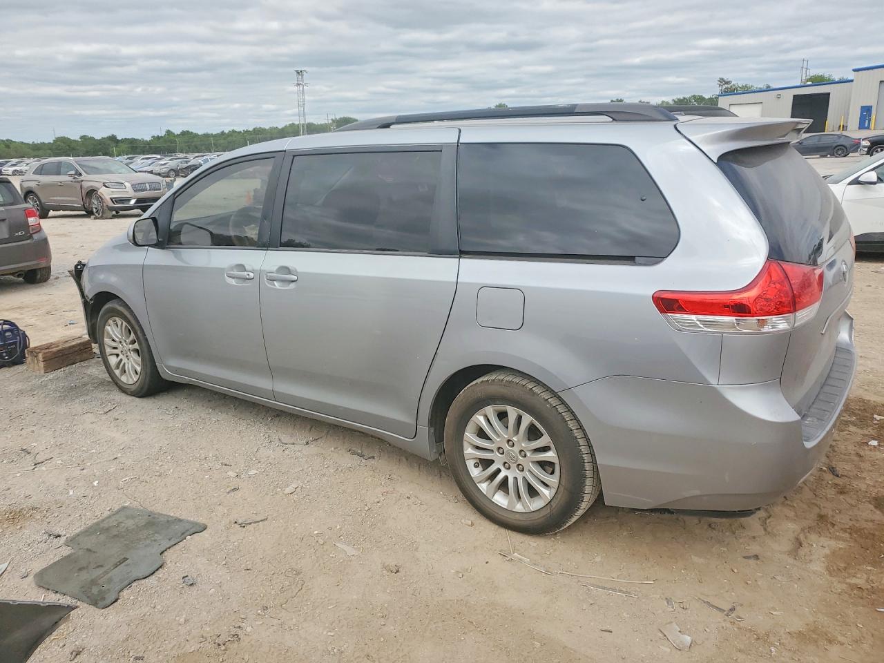 2011 Toyota Sienna Xle 8-passenger Silver vin: 5TDYK3DC4BS095679