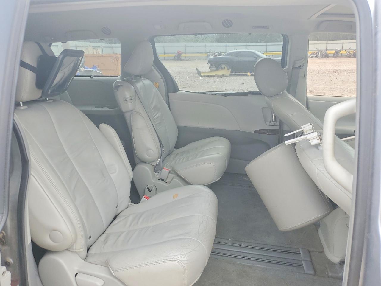 2011 Toyota Sienna Xle 8-passenger Silver vin: 5TDYK3DC4BS095679