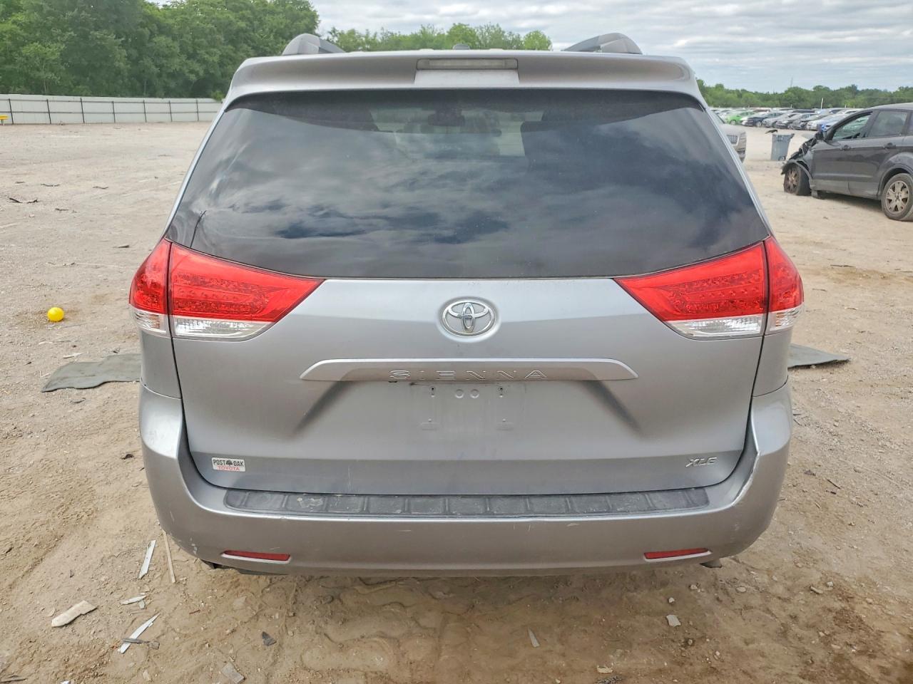 2011 Toyota Sienna Xle 8-passenger Silver vin: 5TDYK3DC4BS095679