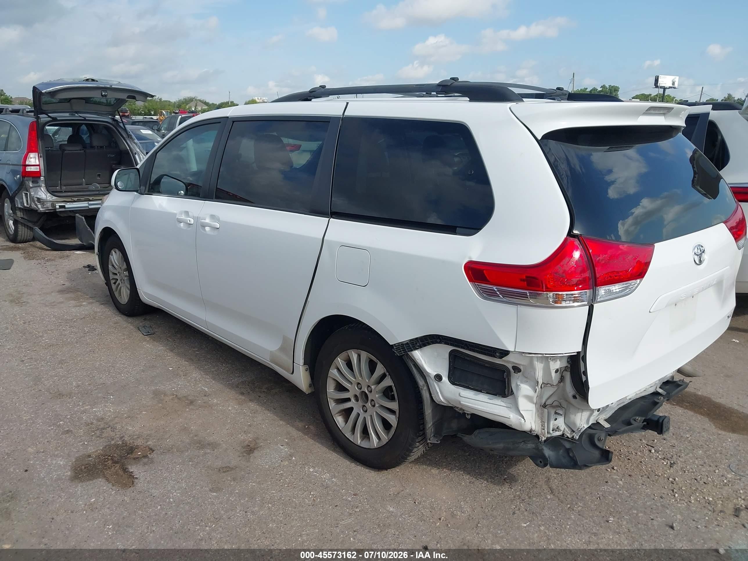 2011 Toyota Sienna Xle V6 White vin: 5TDYK3DC4BS099117