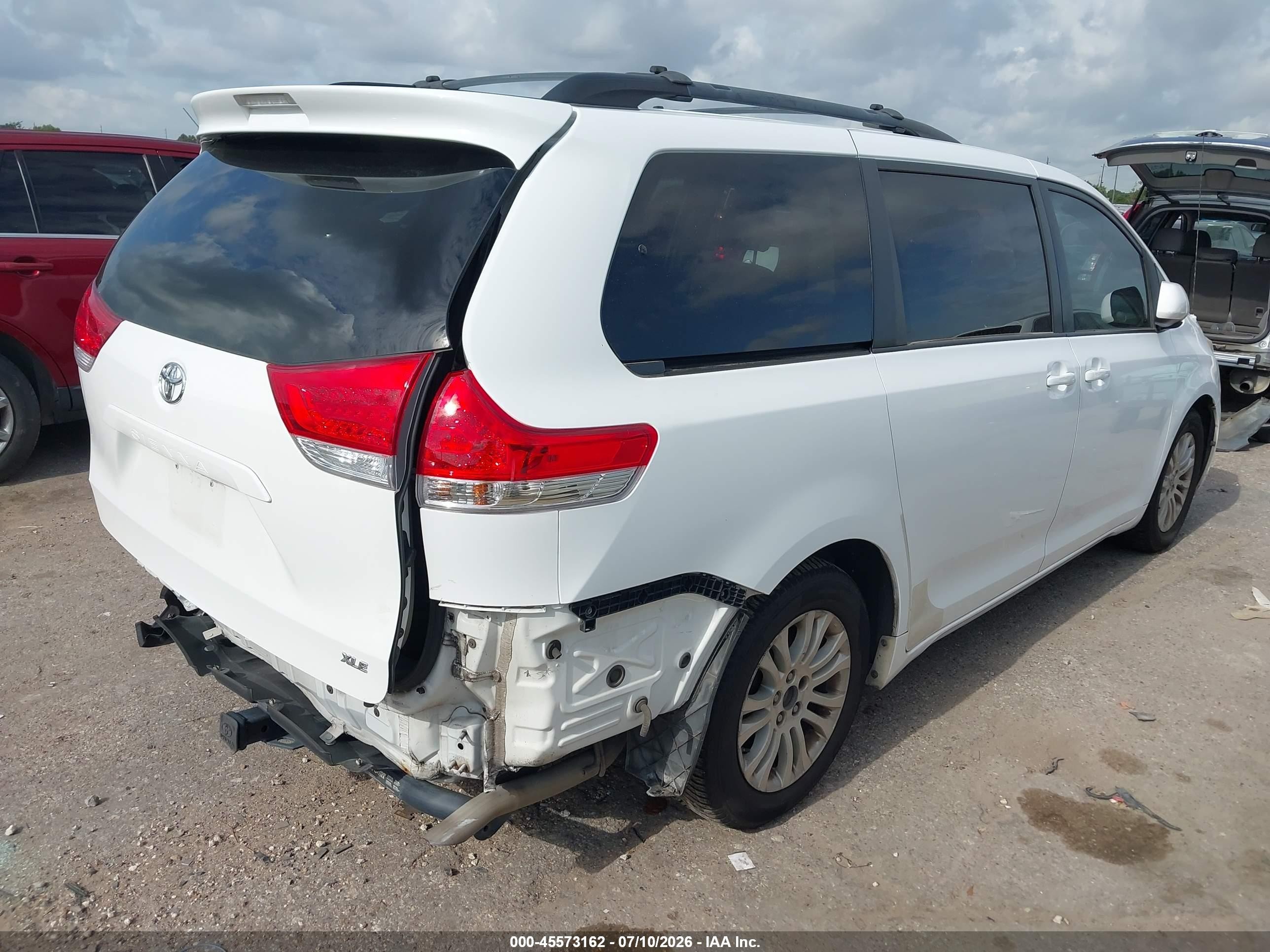2011 Toyota Sienna Xle V6 White vin: 5TDYK3DC4BS099117