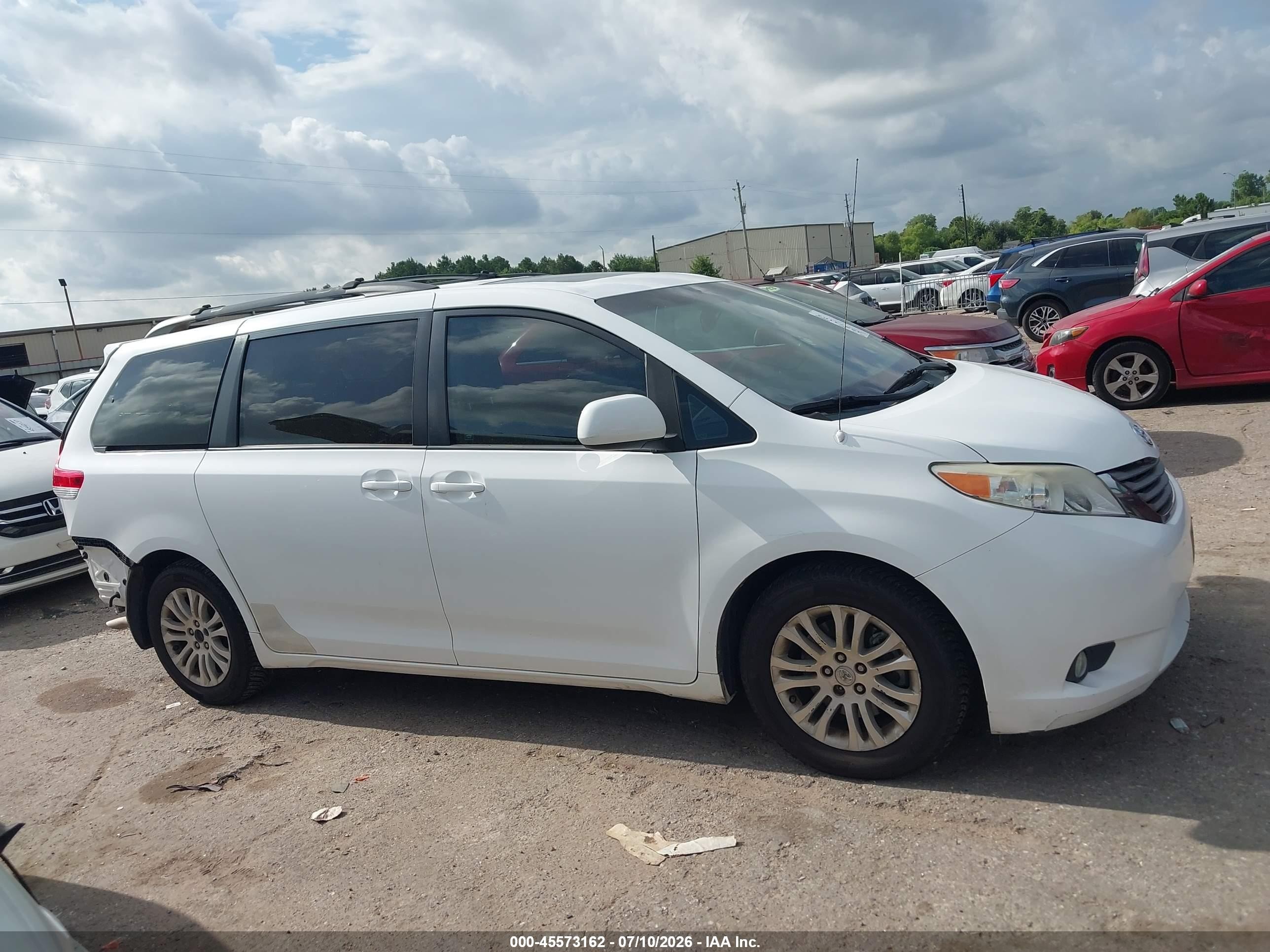2011 Toyota Sienna Xle V6 White vin: 5TDYK3DC4BS099117
