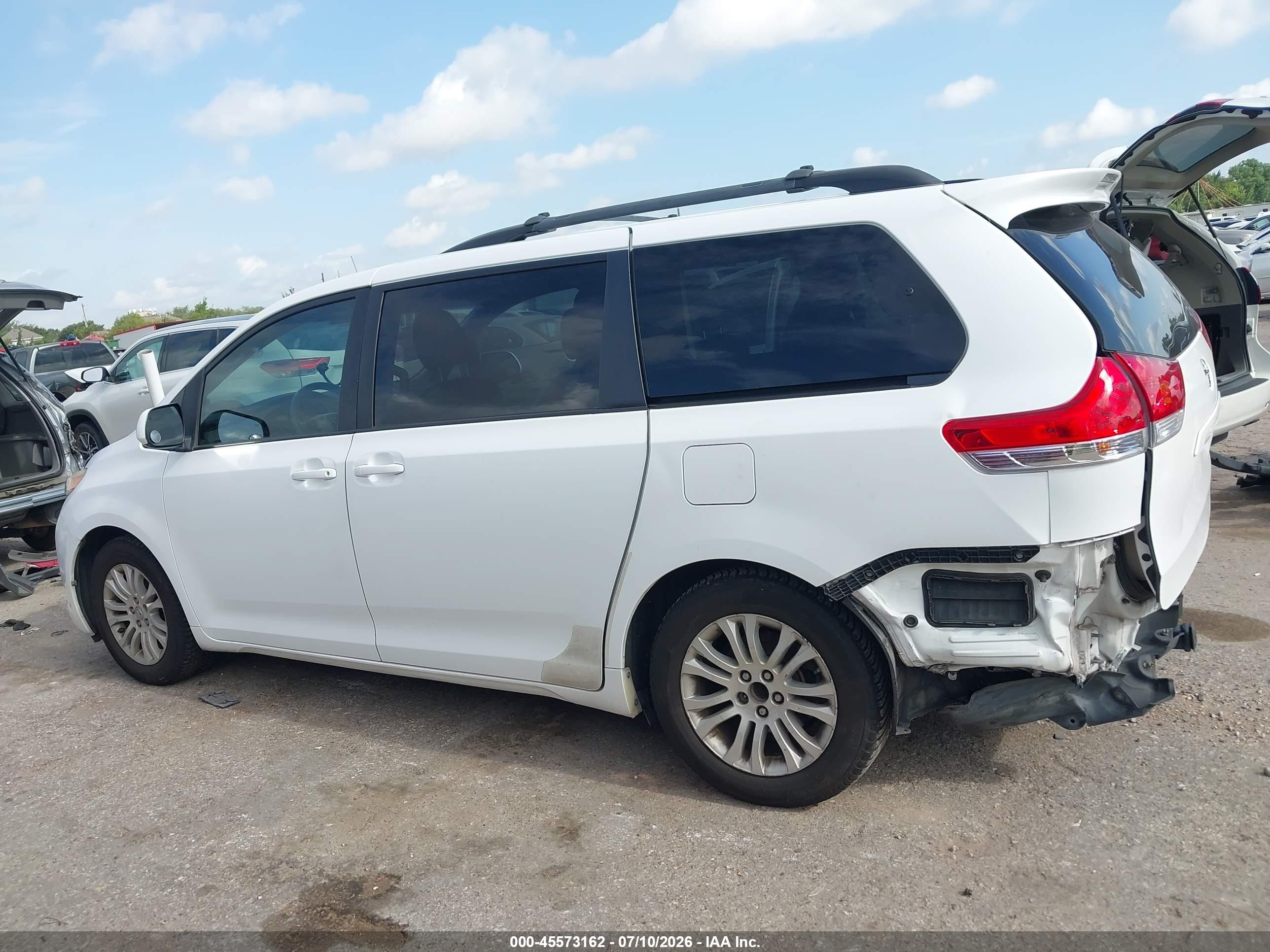 2011 Toyota Sienna Xle V6 White vin: 5TDYK3DC4BS099117