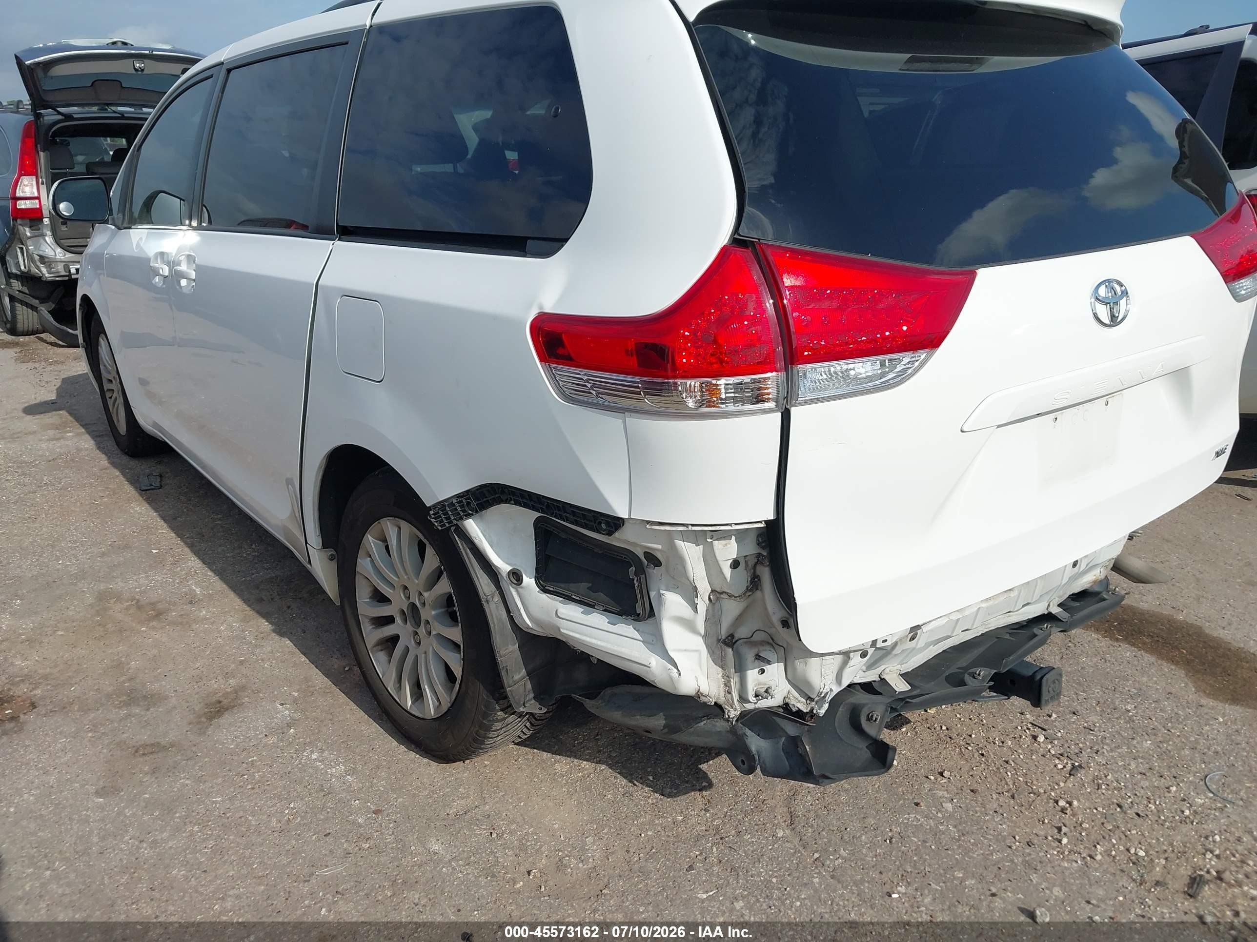 2011 Toyota Sienna Xle V6 White vin: 5TDYK3DC4BS099117