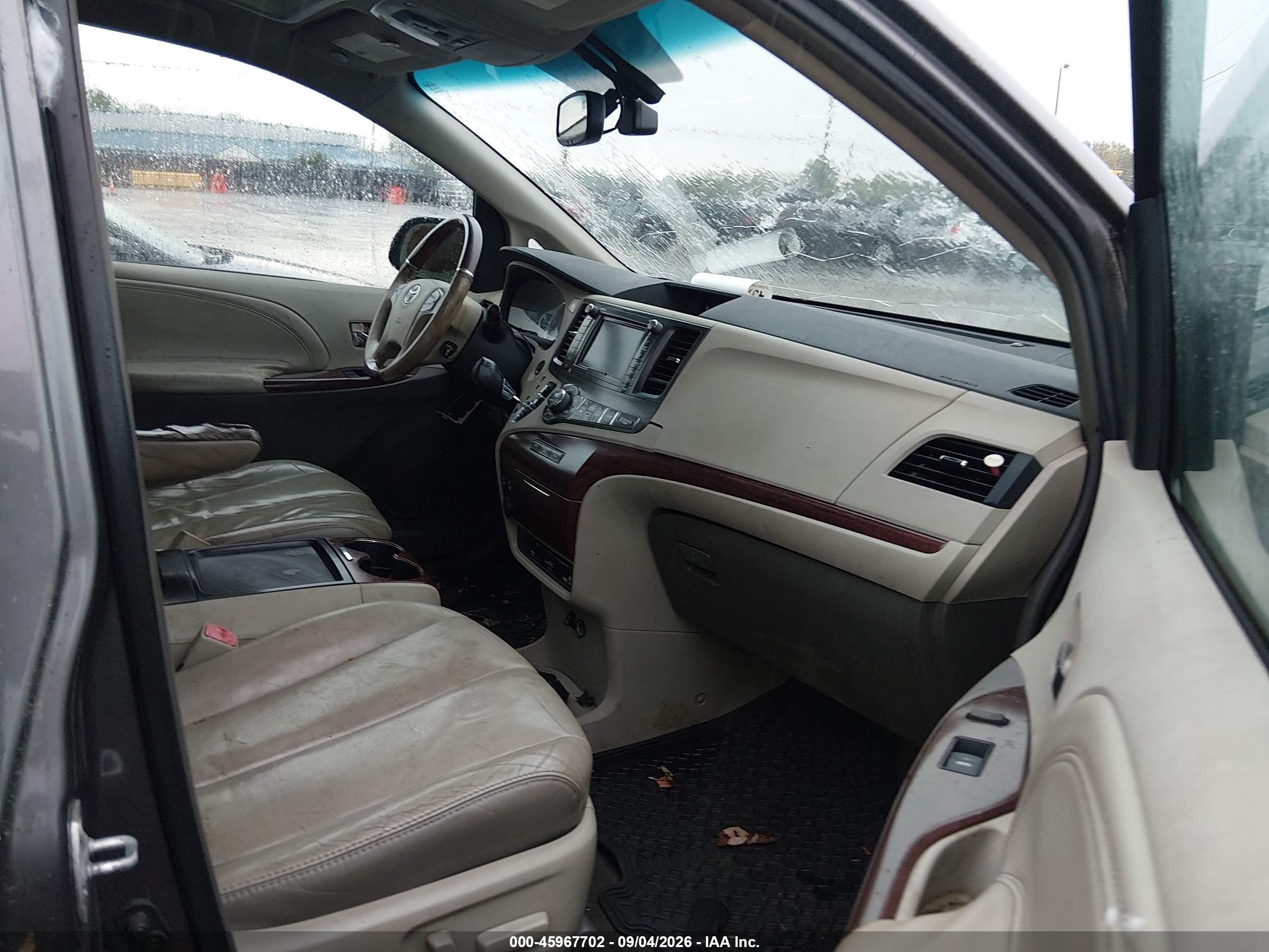 2011 Toyota Sienna Limited V6 Серый vin: 5TDYK3DC4BS104591