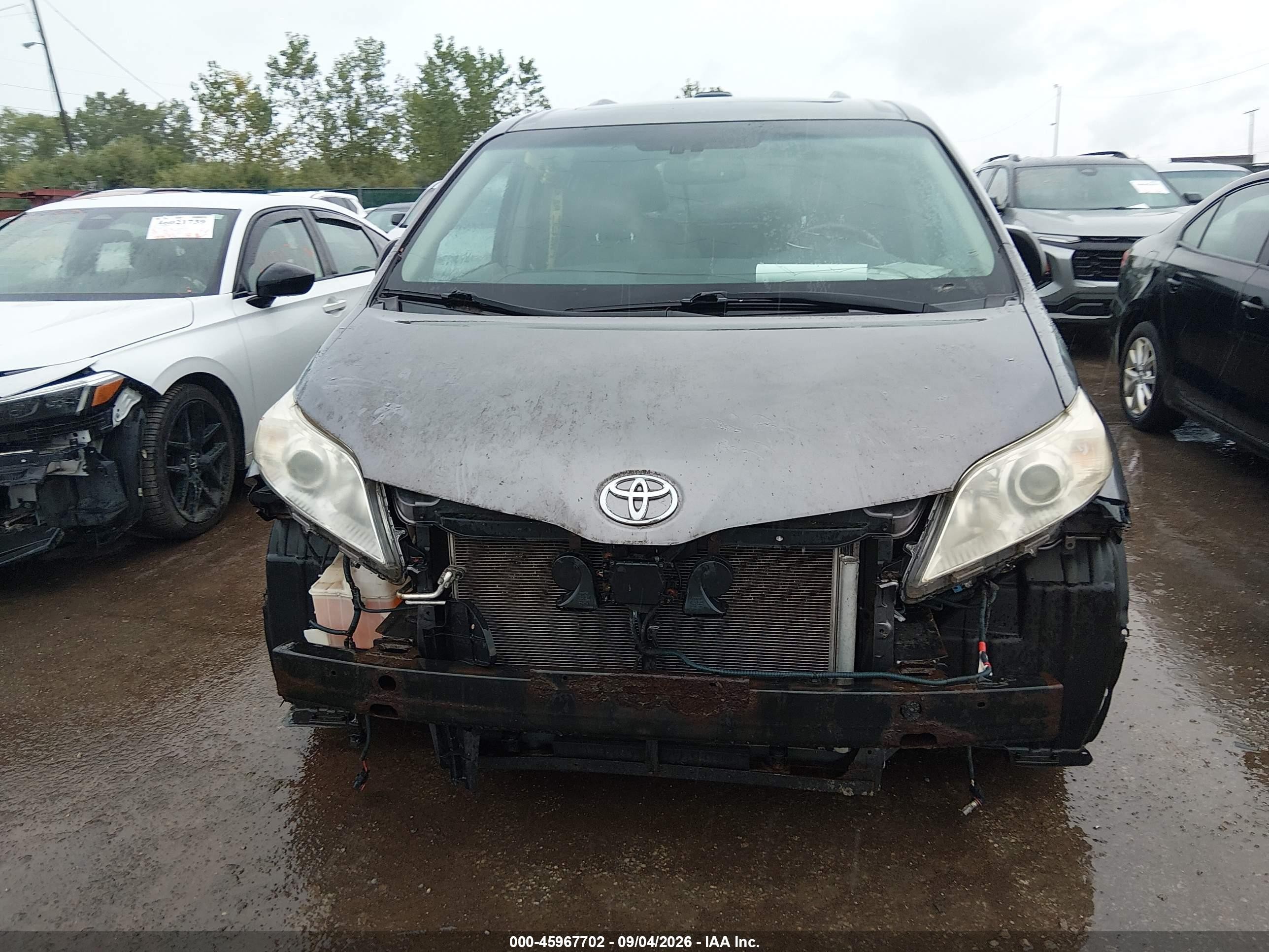 2011 Toyota Sienna Limited V6 Серый vin: 5TDYK3DC4BS104591