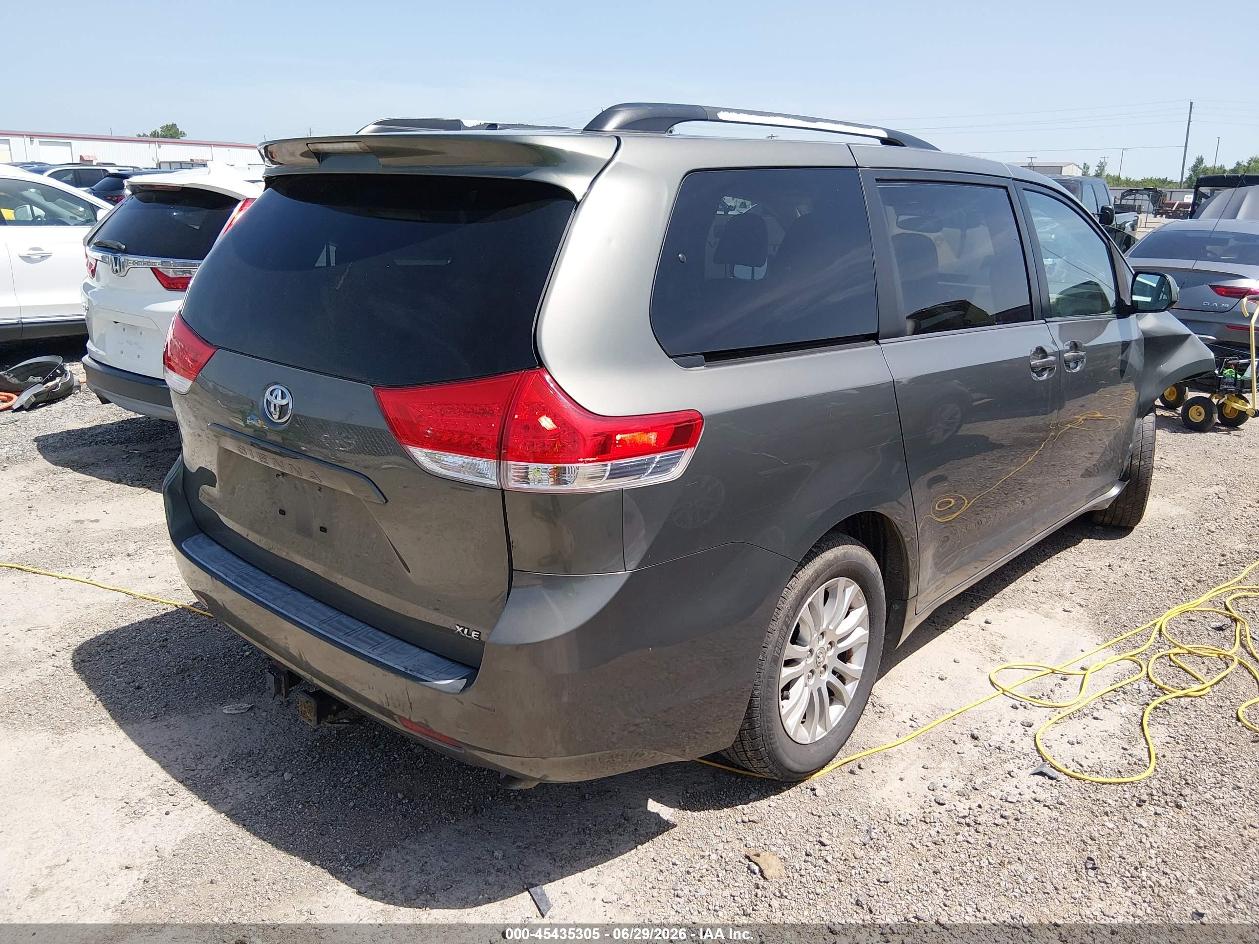 2011 Toyota Sienna Xle V6 Brown vin: 5TDYK3DC4BS106177