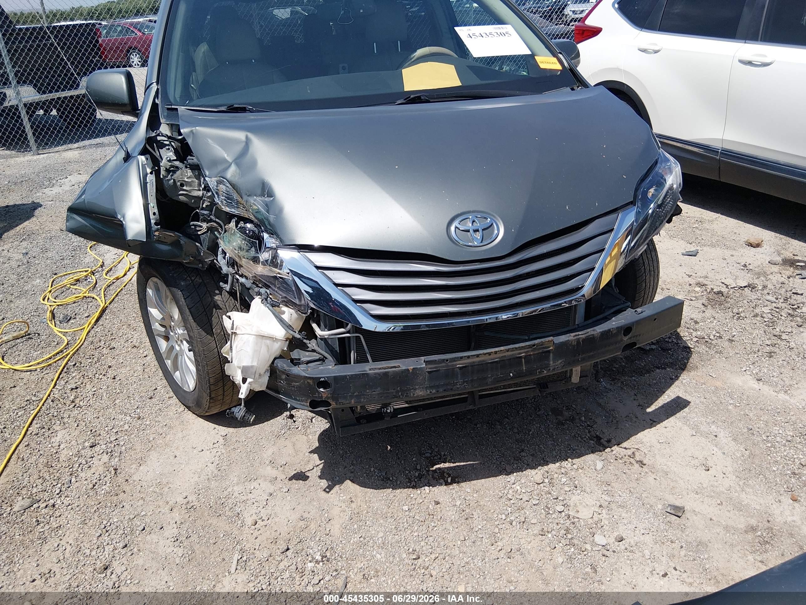 2011 Toyota Sienna Xle V6 Brown vin: 5TDYK3DC4BS106177