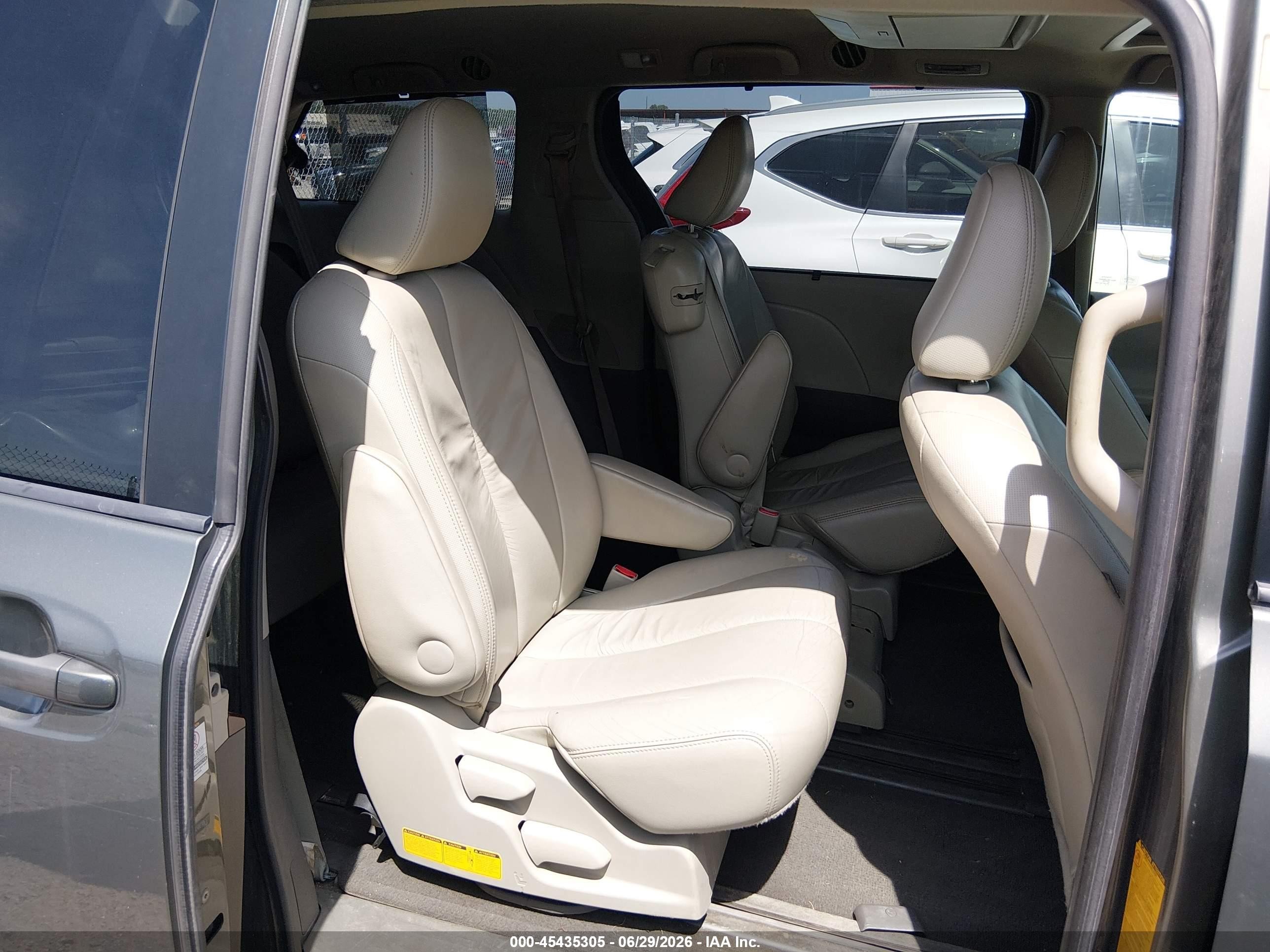 2011 Toyota Sienna Xle V6 Brown vin: 5TDYK3DC4BS106177