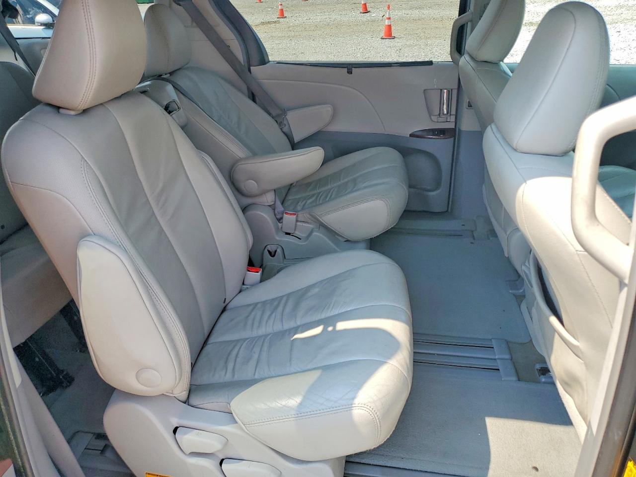 2011 Toyota Sienna Gray vin: 5TDYK3DC4BS134044