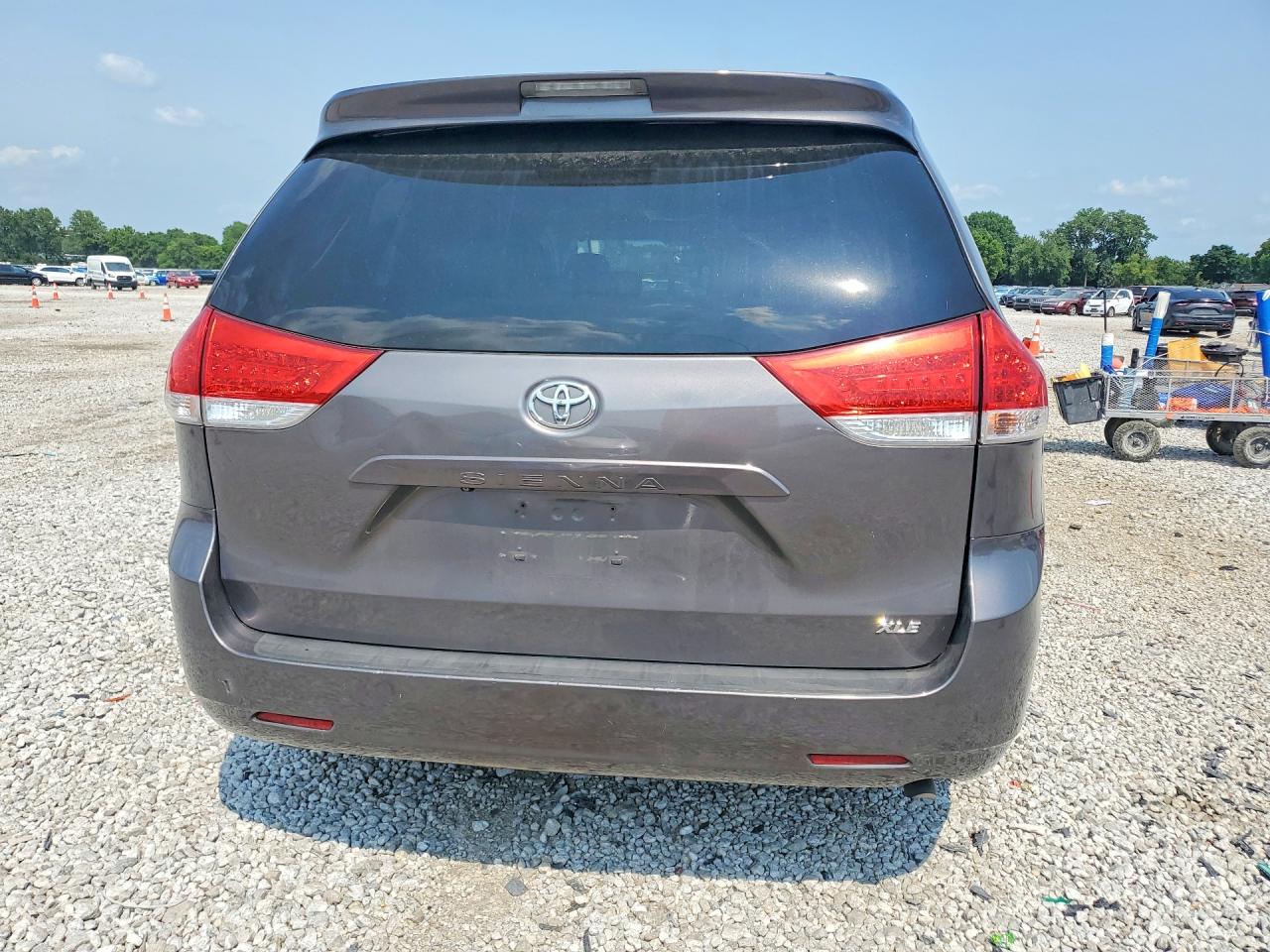 2011 Toyota Sienna Gray vin: 5TDYK3DC4BS134044