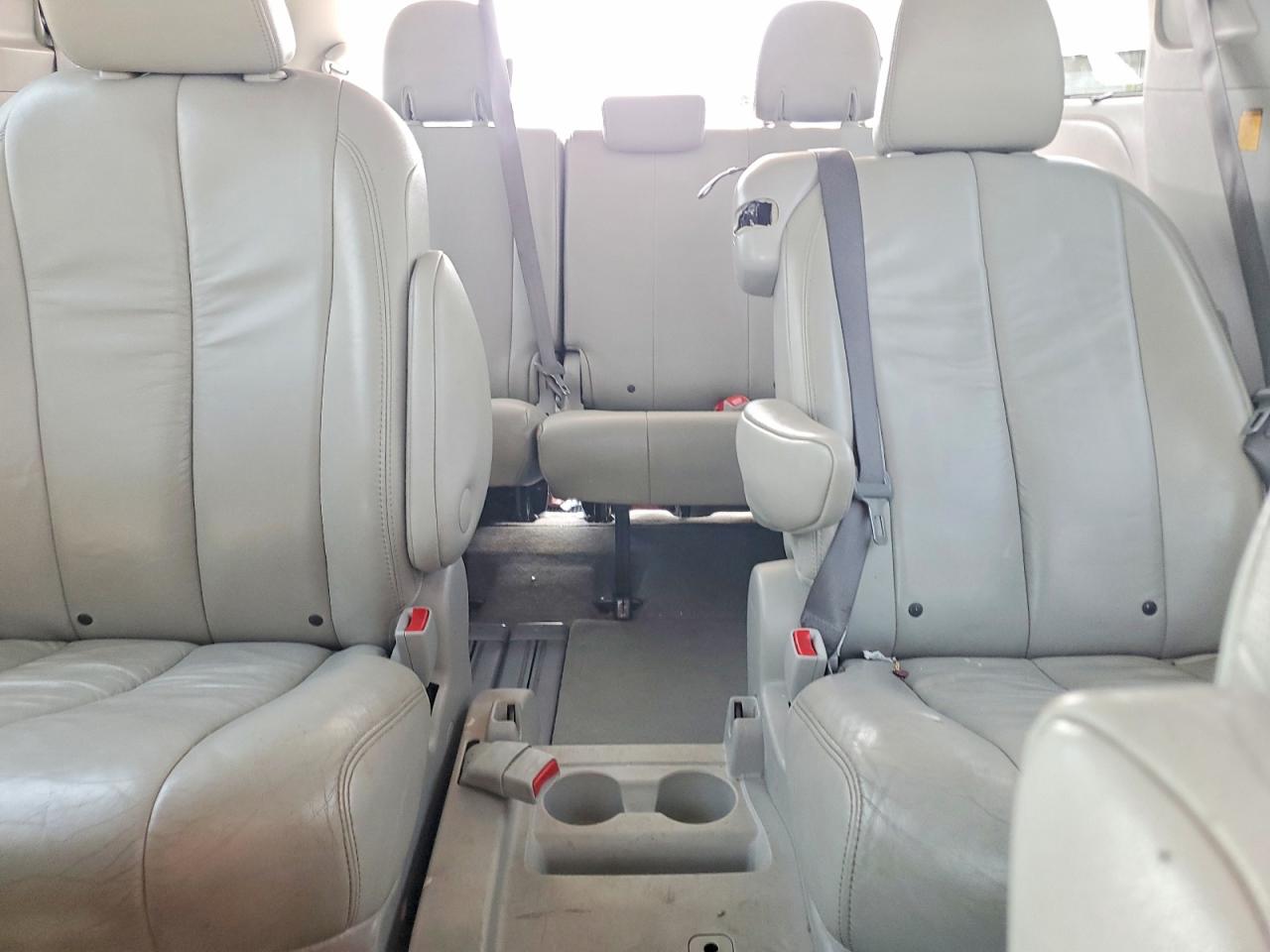 2011 Toyota Sienna Gray vin: 5TDYK3DC4BS134044