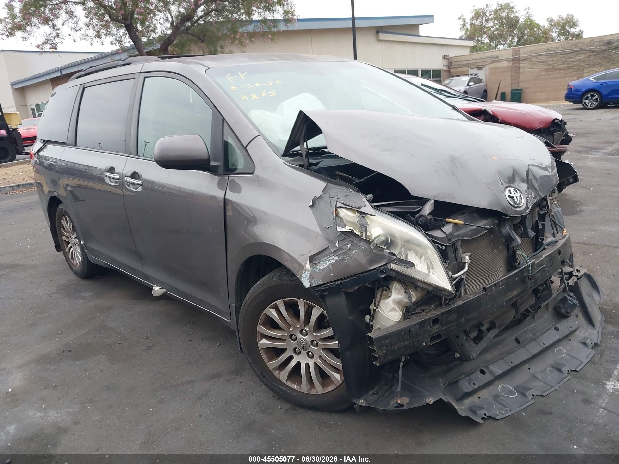 2011 Toyota Sienna Xle V6 Auto Access Seat Gray vin: 5TDYK3DC4BS144265