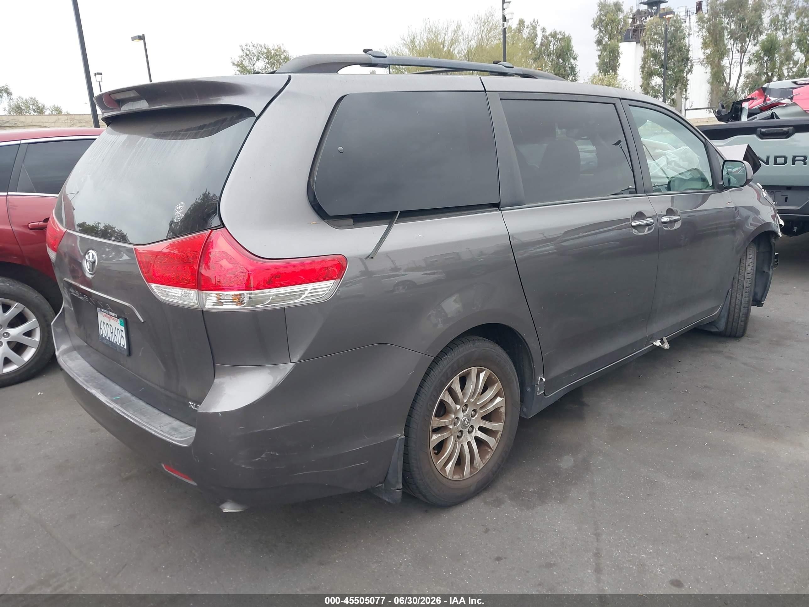2011 Toyota Sienna Xle V6 Auto Access Seat Gray vin: 5TDYK3DC4BS144265