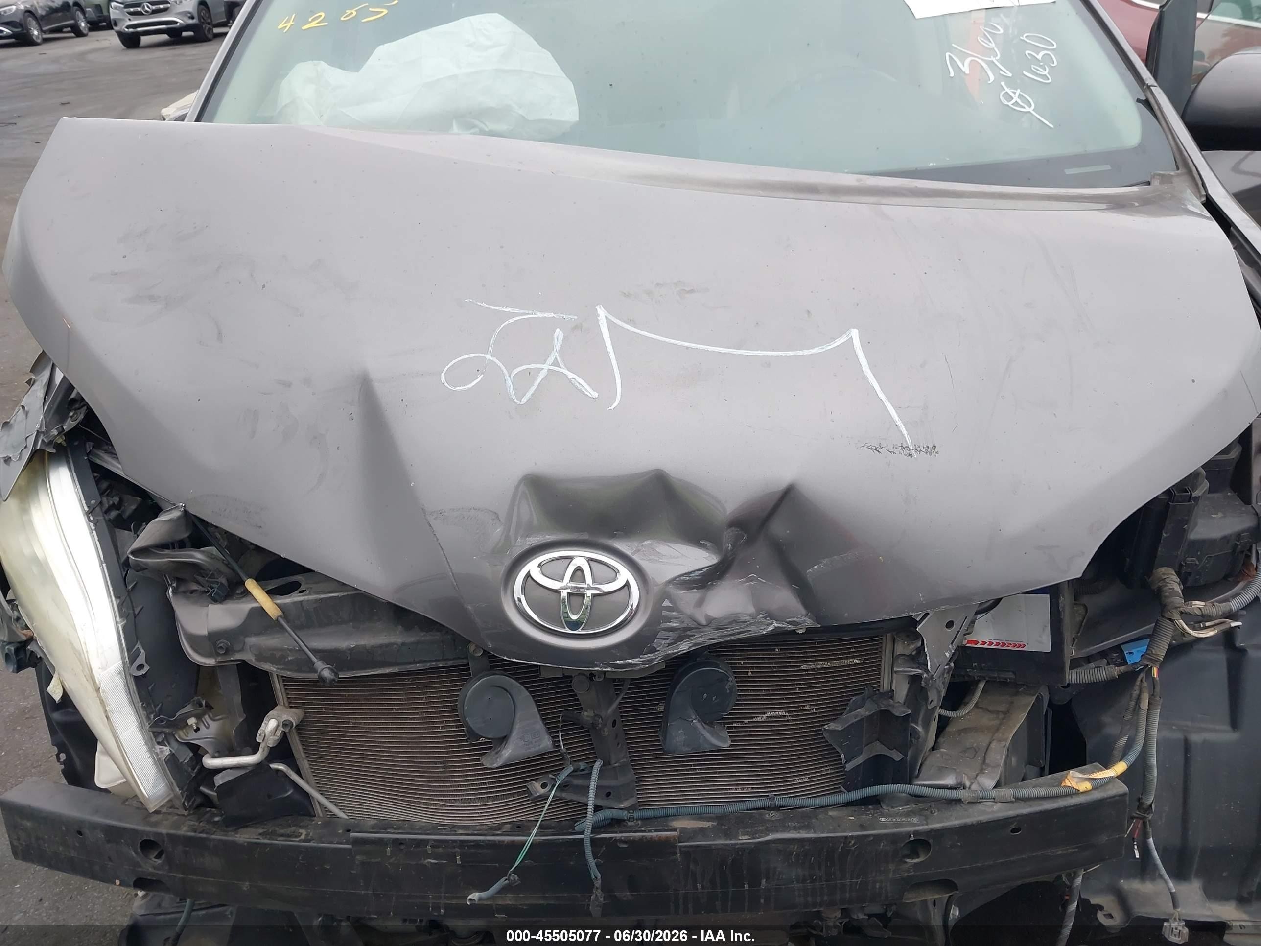 2011 Toyota Sienna Xle V6 Auto Access Seat Gray vin: 5TDYK3DC4BS144265